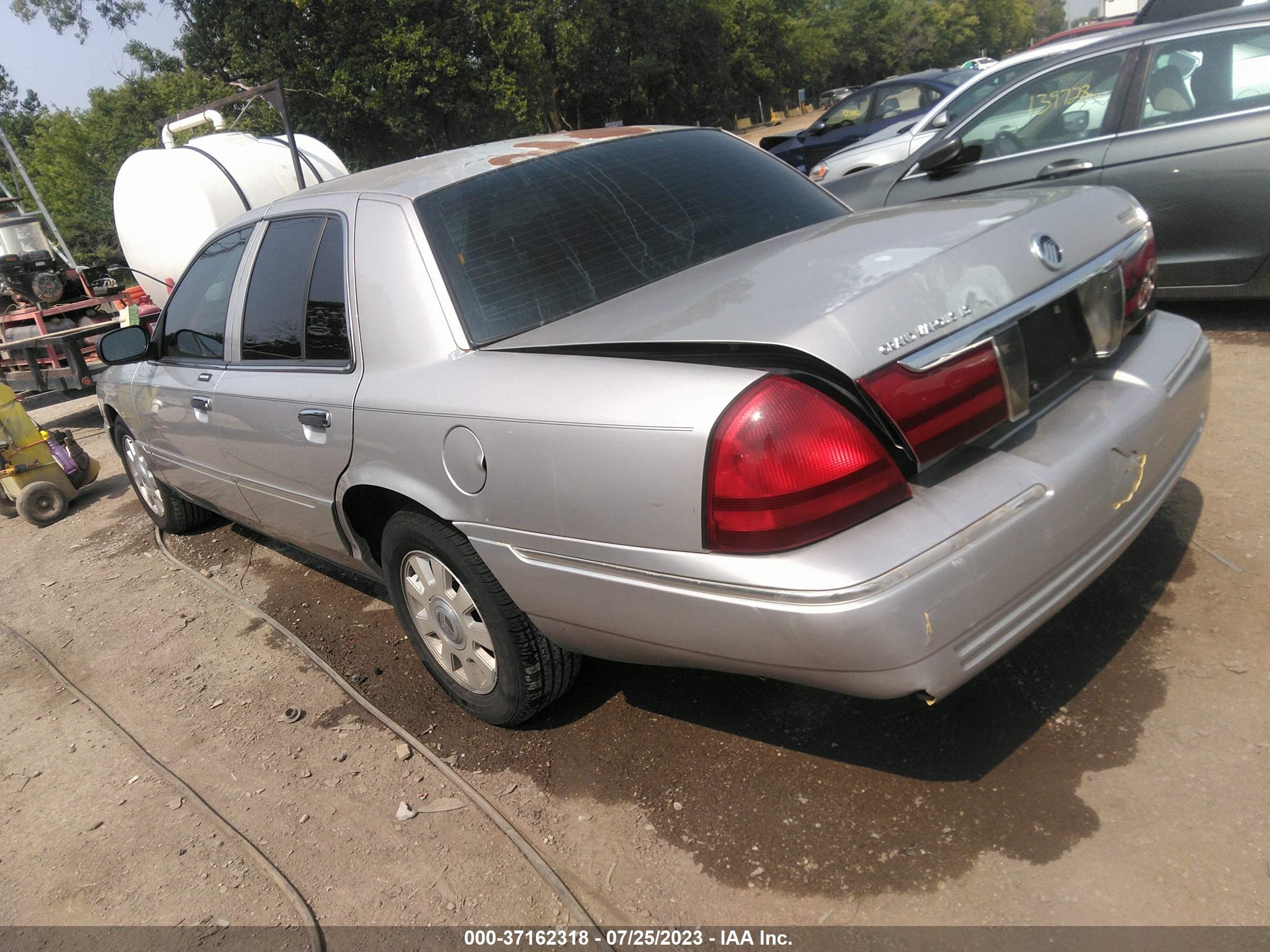 Photo 2 VIN: 2MHFM75W94X695933 - MERCURY GRAND MARQUIS 