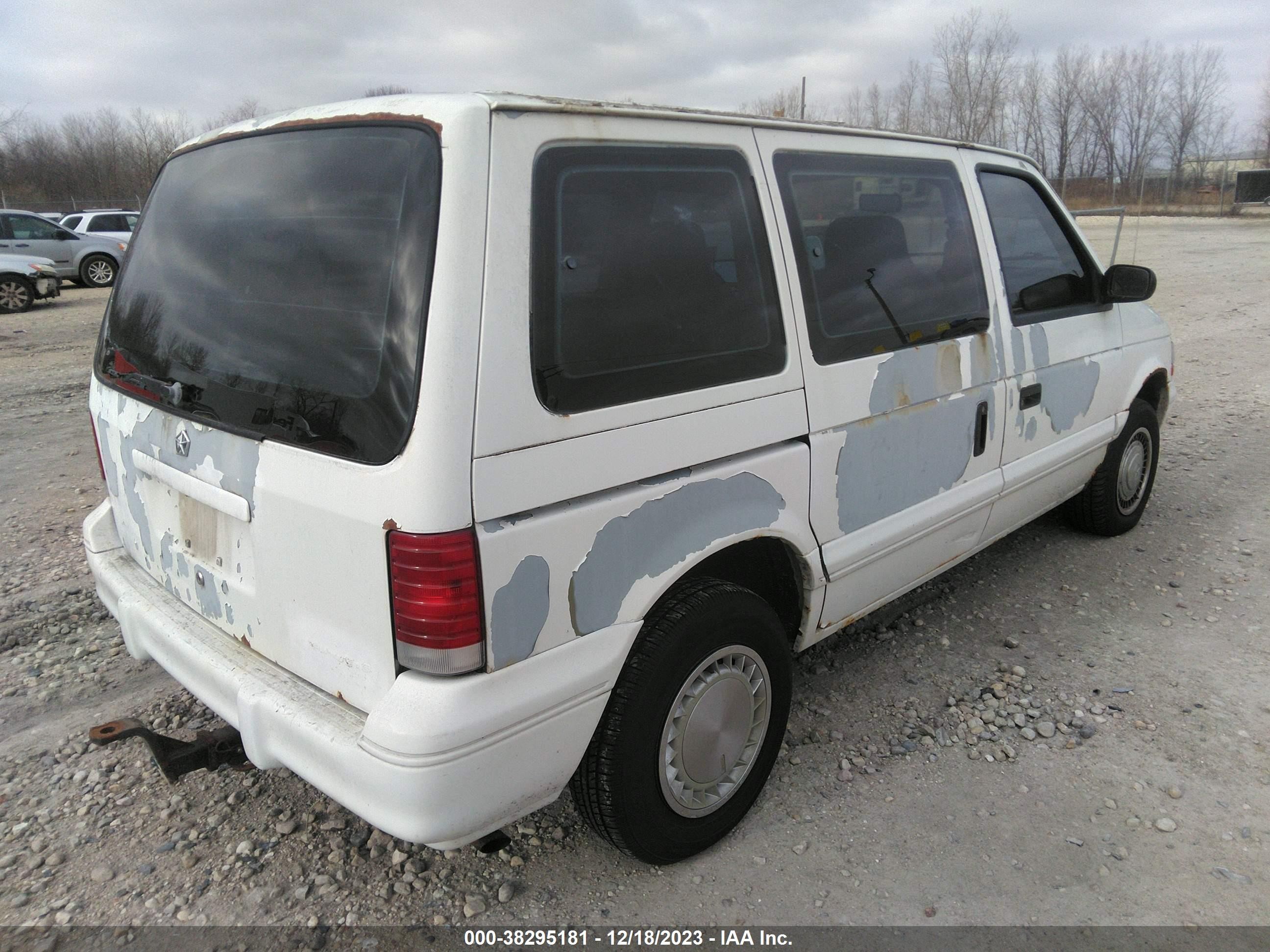 Photo 3 VIN: 2P4GH253XSR374948 - PLYMOUTH VOYAGER 