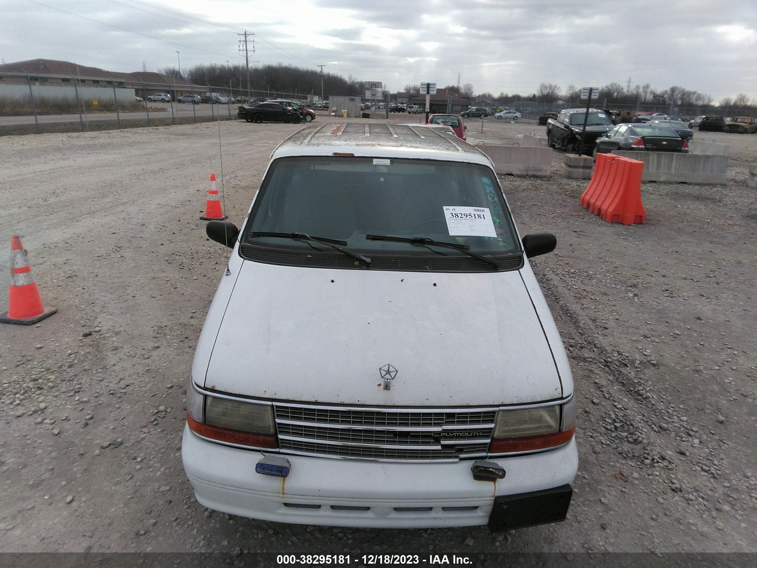 Photo 5 VIN: 2P4GH253XSR374948 - PLYMOUTH VOYAGER 