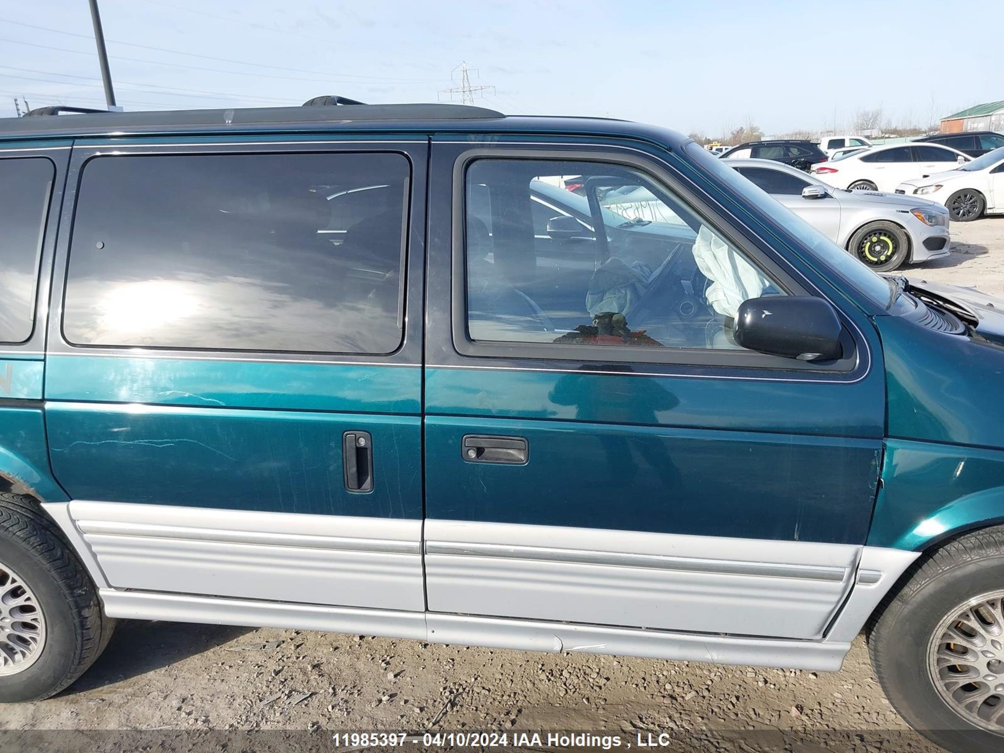 Photo 12 VIN: 2P4GH55RXRR519406 - PLYMOUTH VOYAGER 