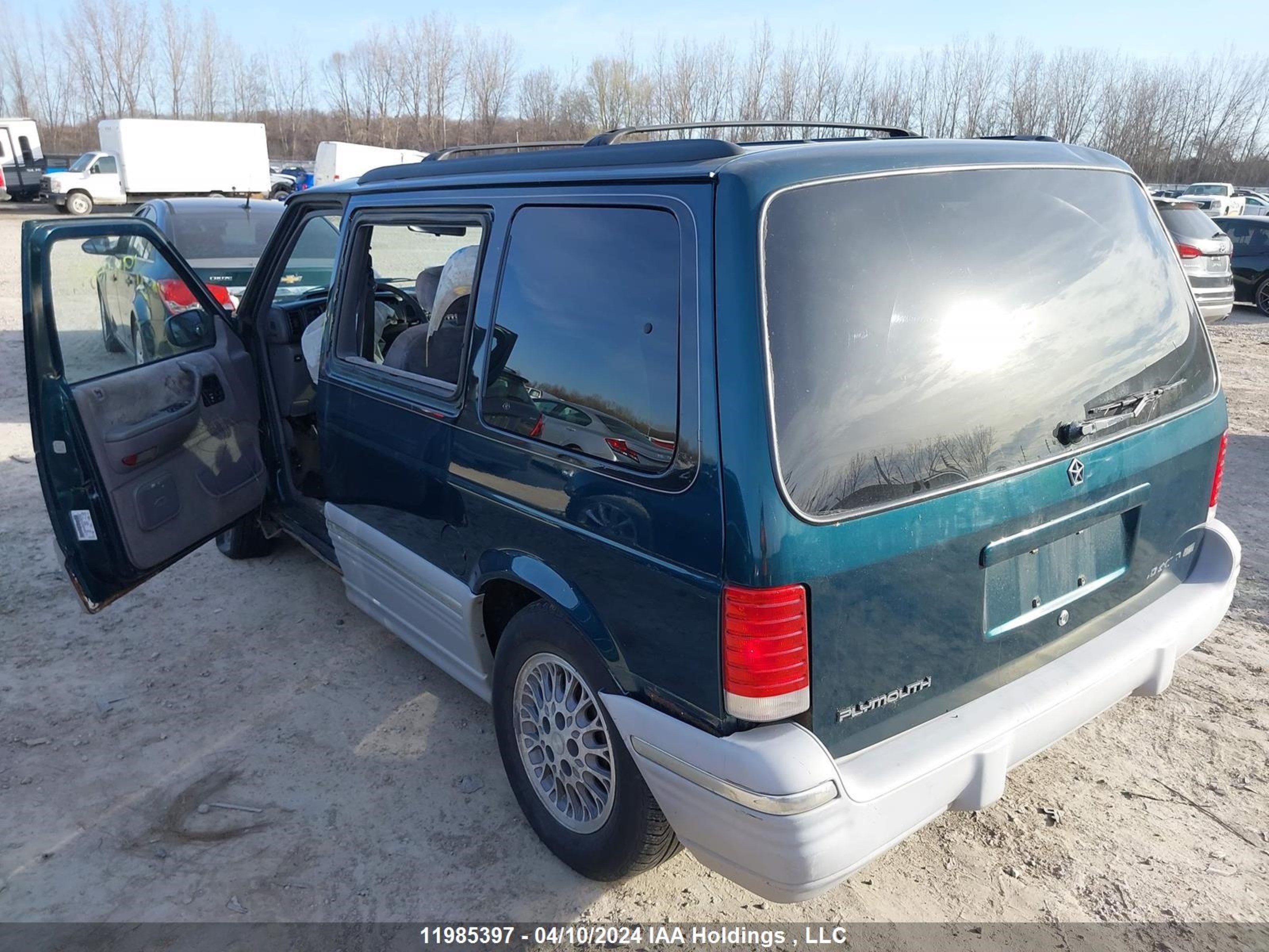 Photo 2 VIN: 2P4GH55RXRR519406 - PLYMOUTH VOYAGER 