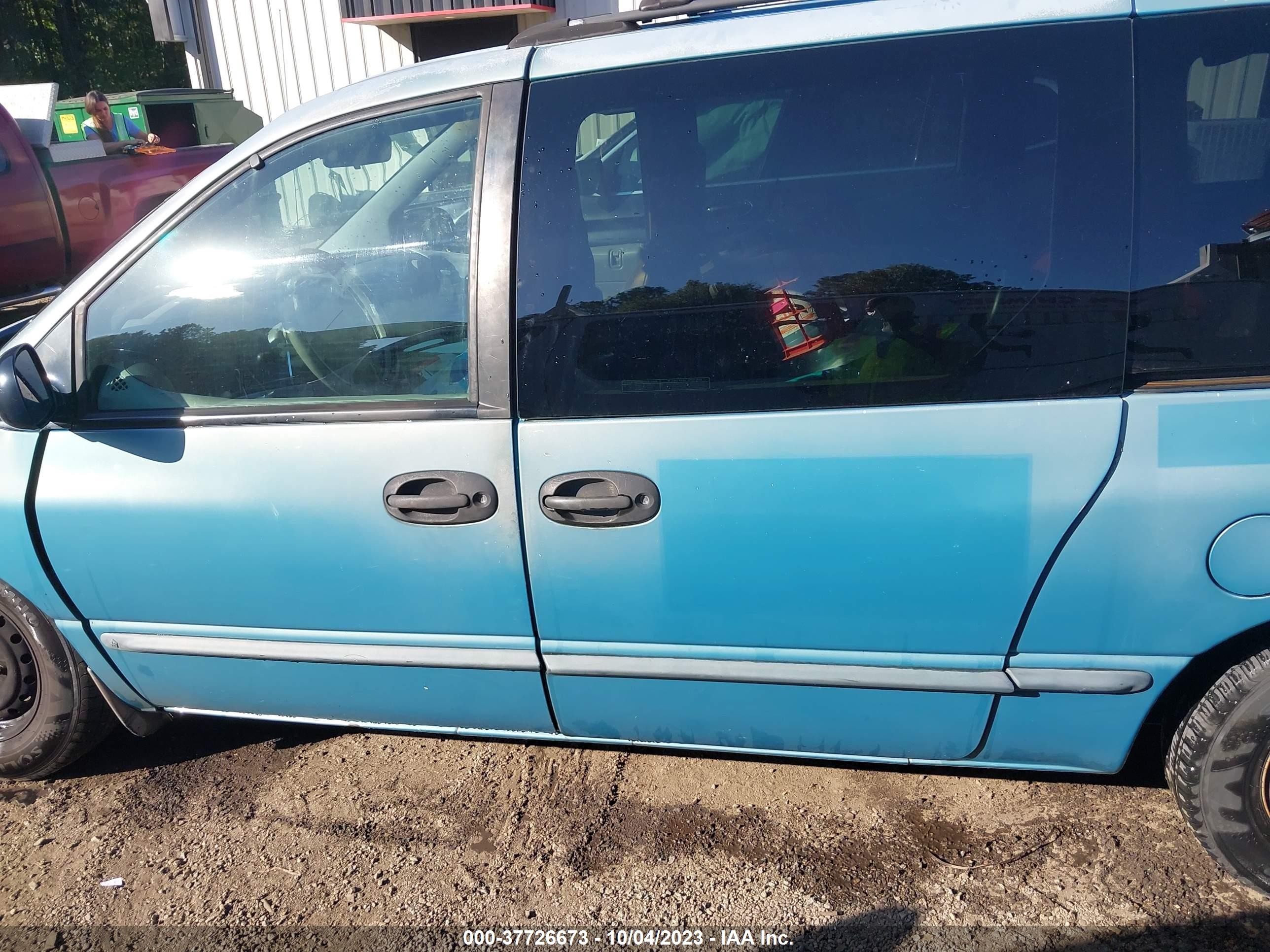 Photo 13 VIN: 2P4GP24G7XR163303 - PLYMOUTH VOYAGER 