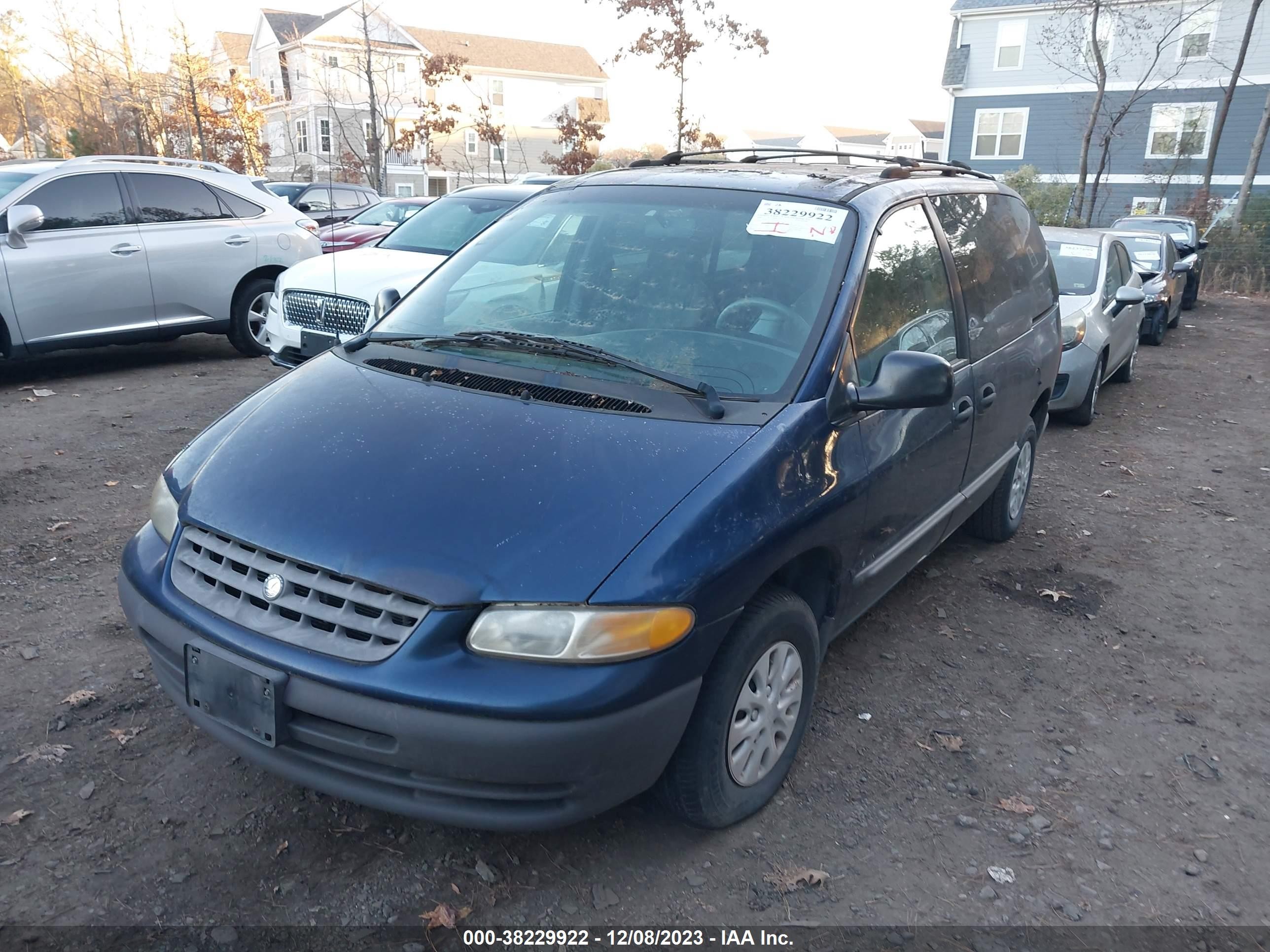 Photo 1 VIN: 2P4GP2531YR553763 - PLYMOUTH VOYAGER 