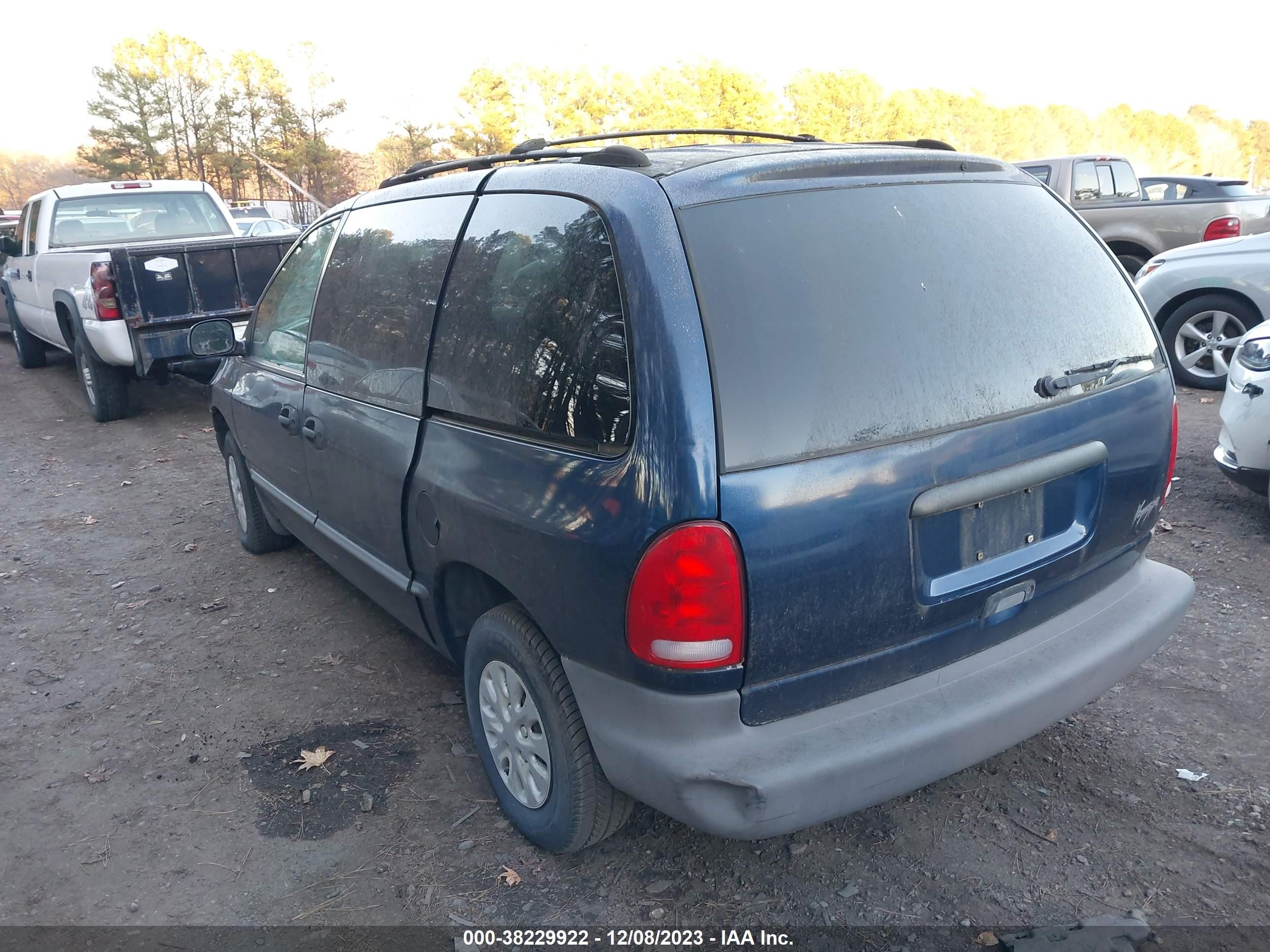 Photo 2 VIN: 2P4GP2531YR553763 - PLYMOUTH VOYAGER 