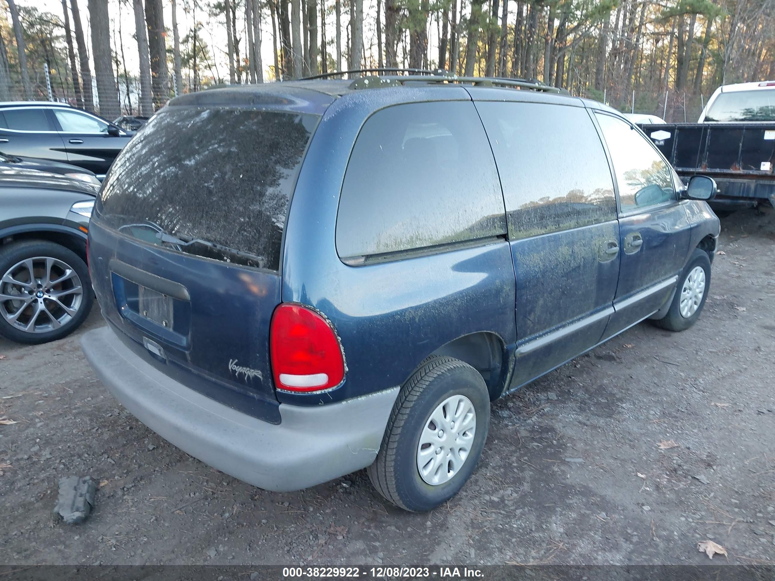 Photo 3 VIN: 2P4GP2531YR553763 - PLYMOUTH VOYAGER 