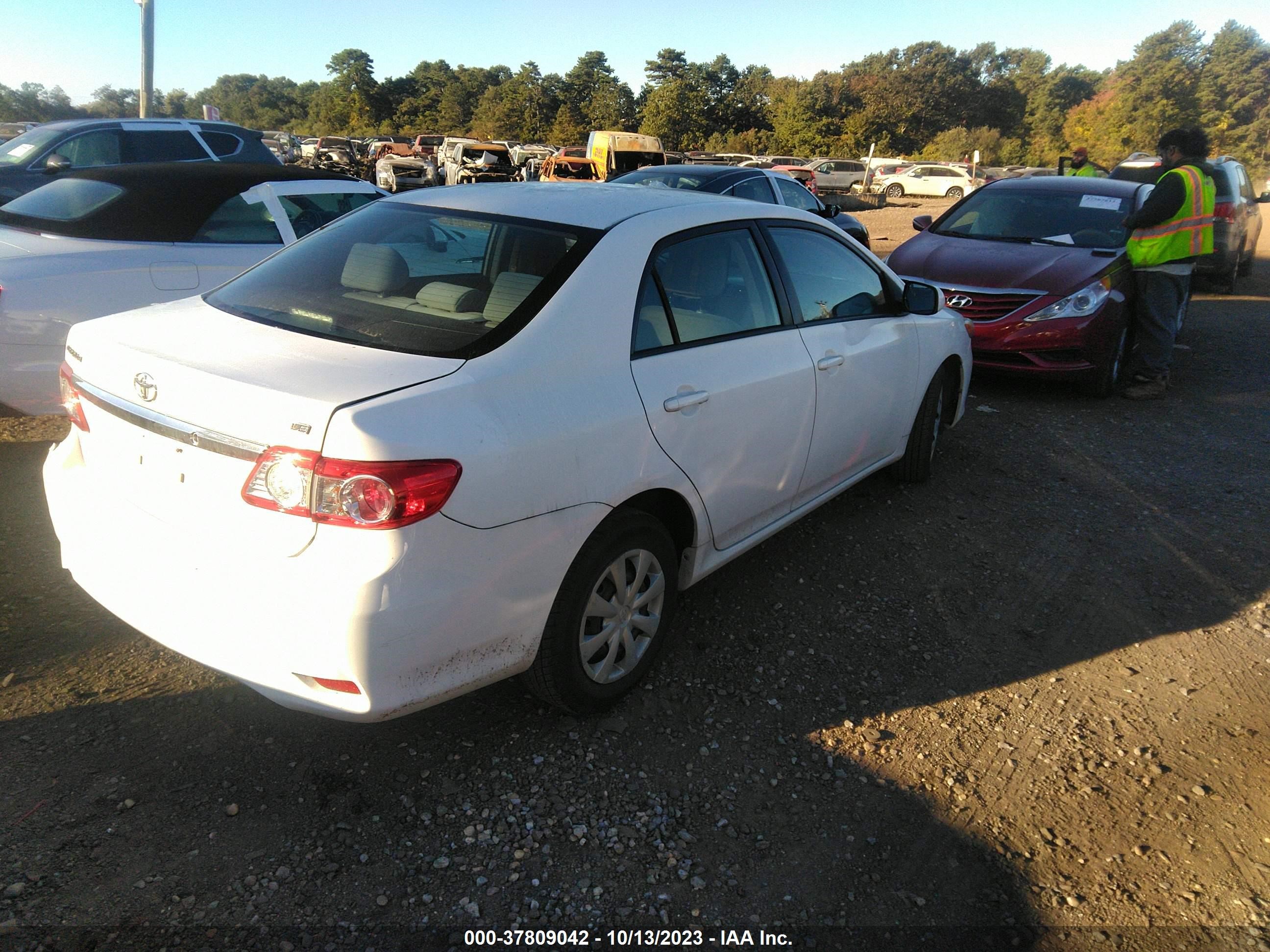 Photo 3 VIN: 2T1BU4EE0BC728032 - TOYOTA COROLLA 