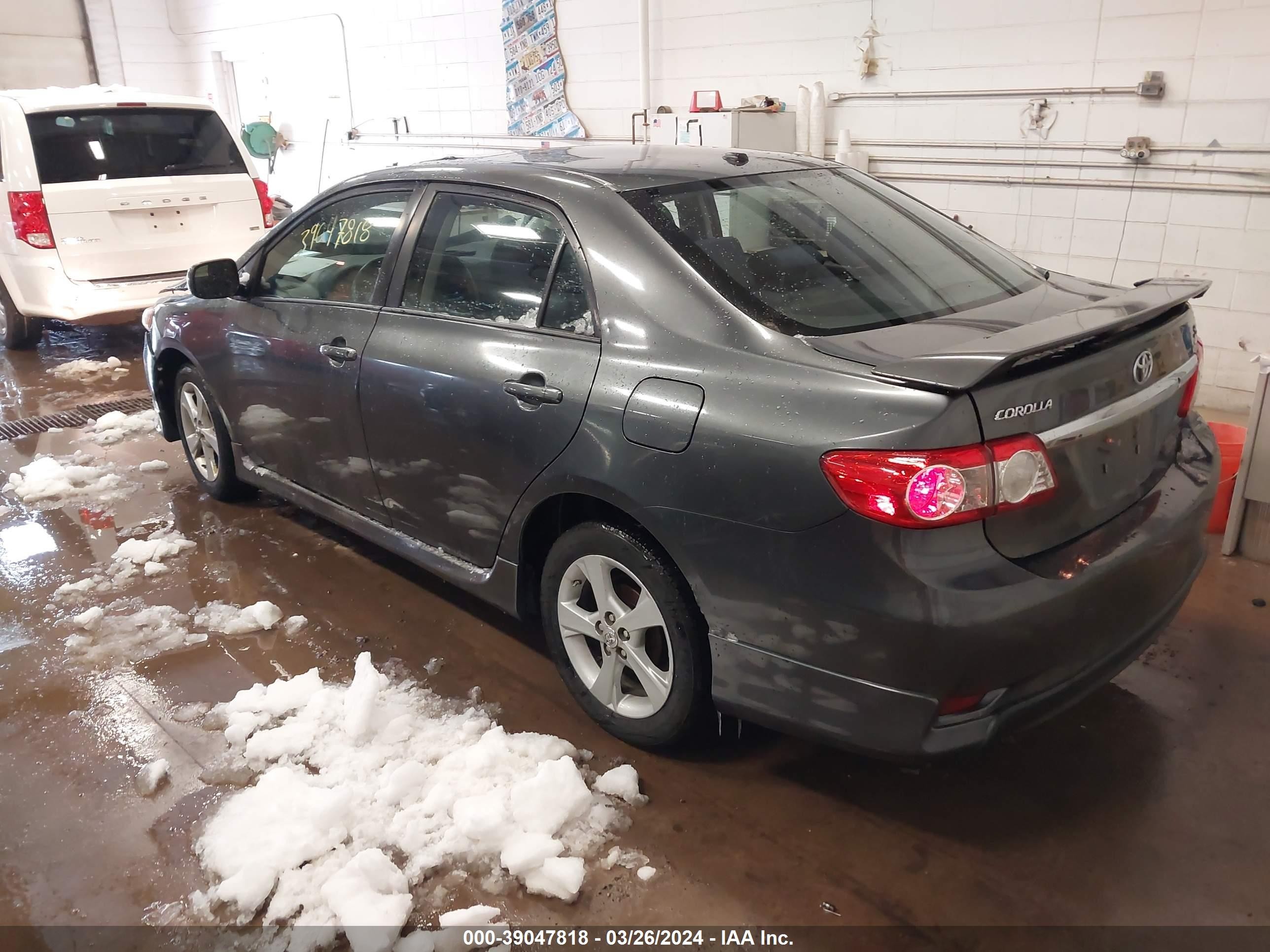 Photo 2 VIN: 2T1BU4EEXBC629444 - TOYOTA COROLLA 