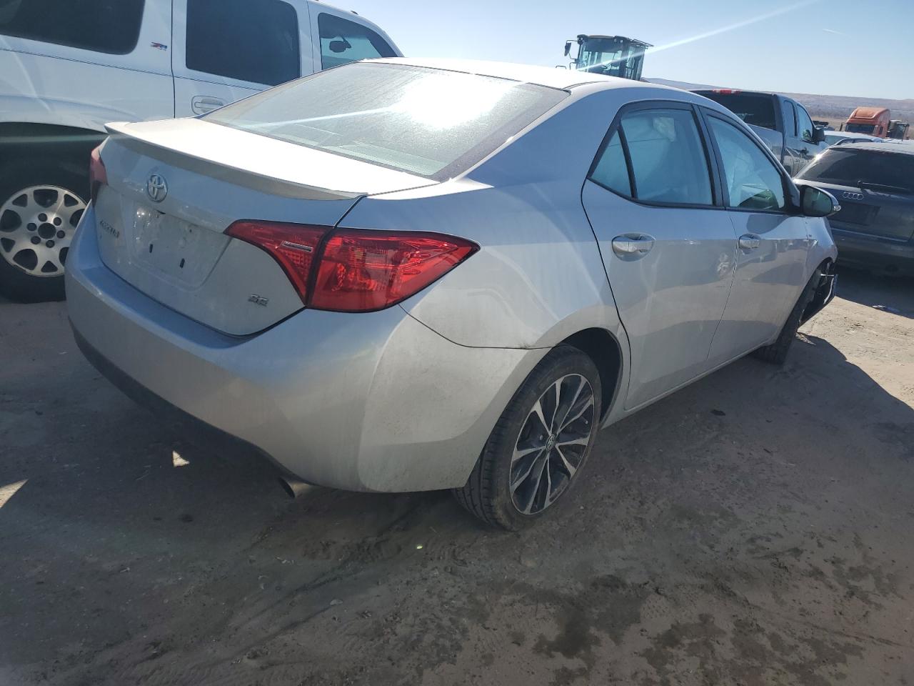 Photo 2 VIN: 2T1BURHE1JC005717 - TOYOTA COROLLA 