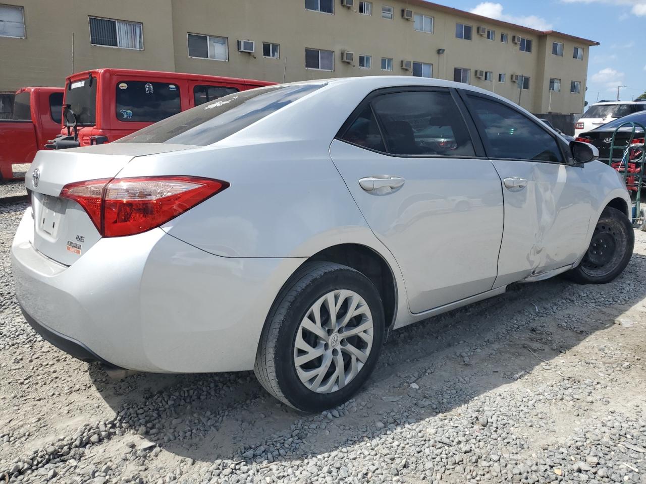 Photo 2 VIN: 2T1BURHE5JC039823 - TOYOTA COROLLA 