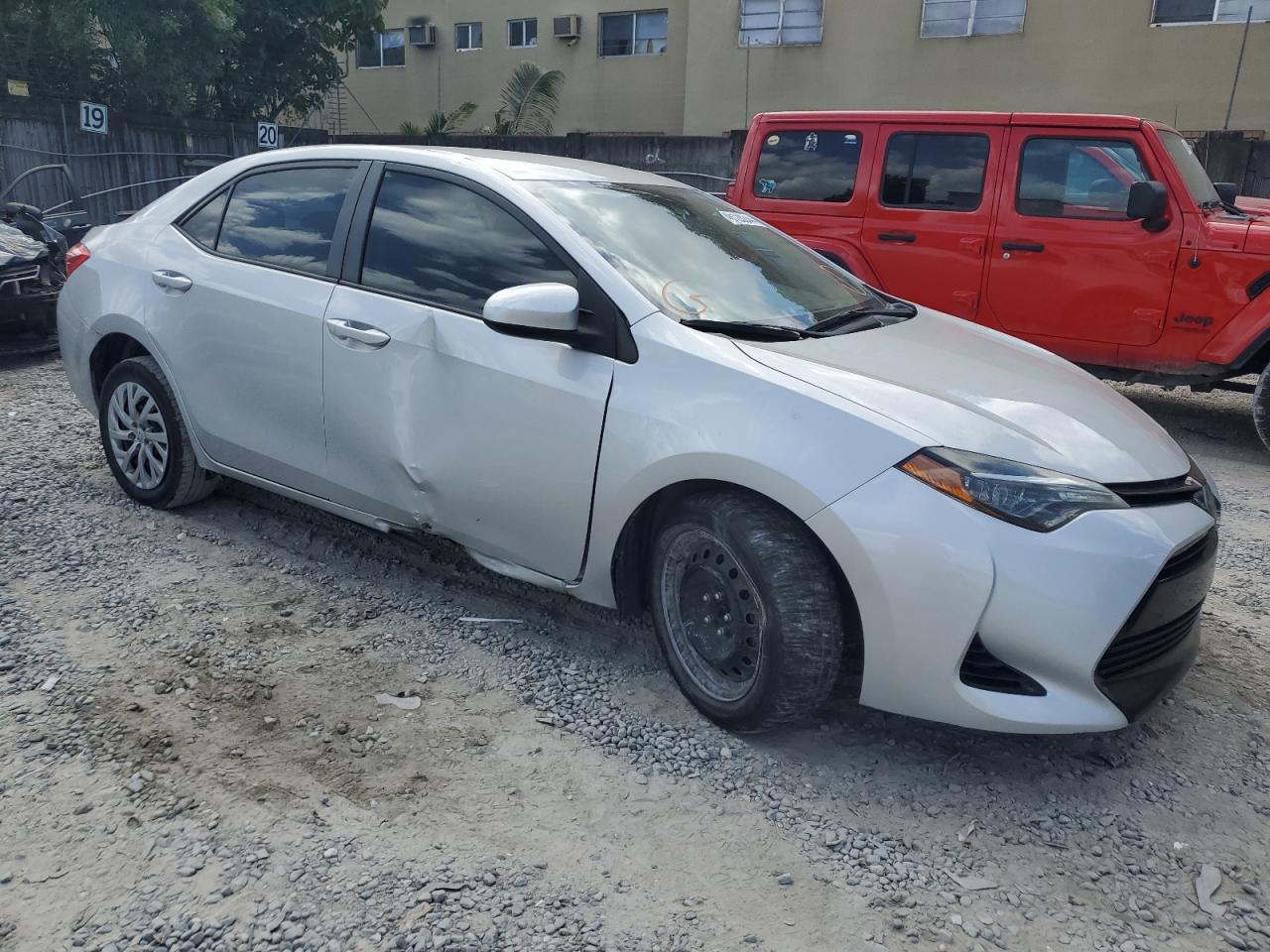 Photo 3 VIN: 2T1BURHE5JC039823 - TOYOTA COROLLA 