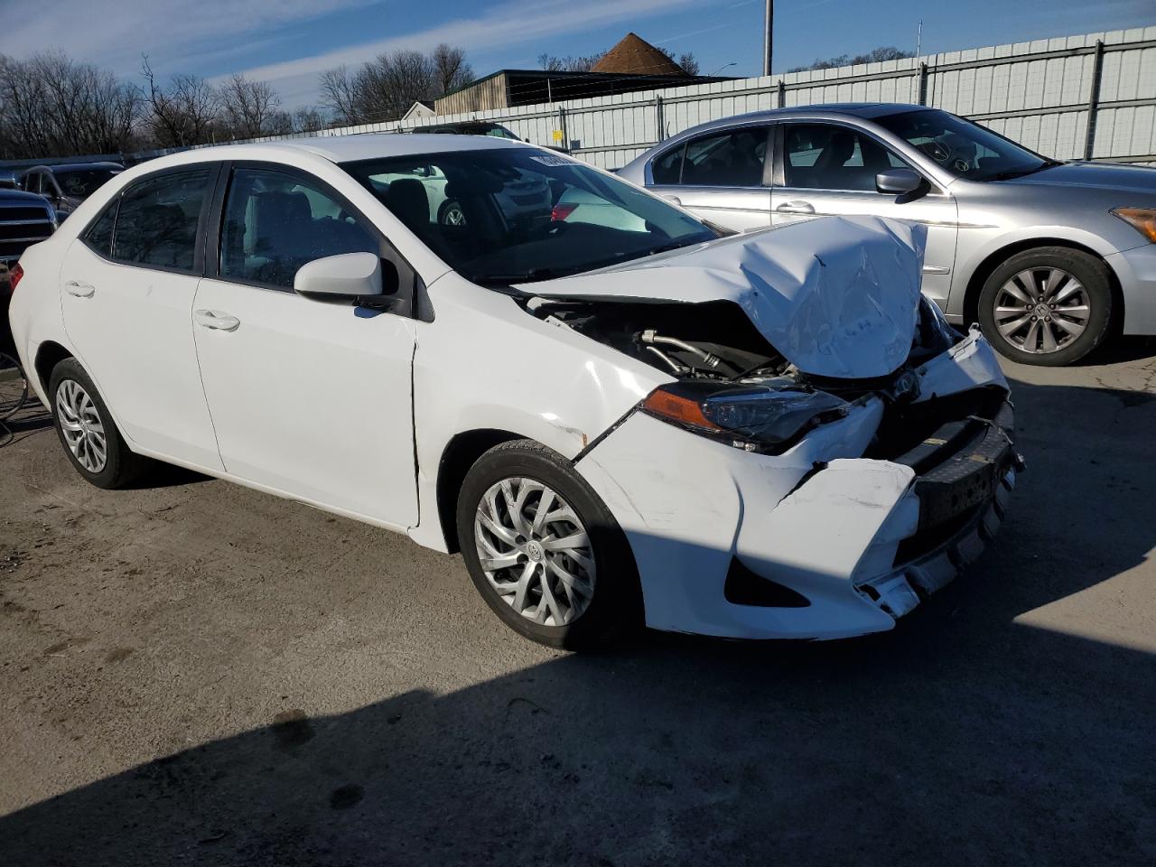 Photo 3 VIN: 2T1BURHE5JC054581 - TOYOTA COROLLA 