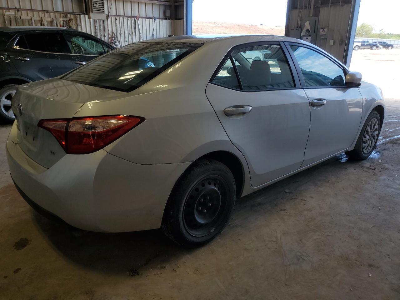 Photo 2 VIN: 2T1BURHE6JC072667 - TOYOTA COROLLA 