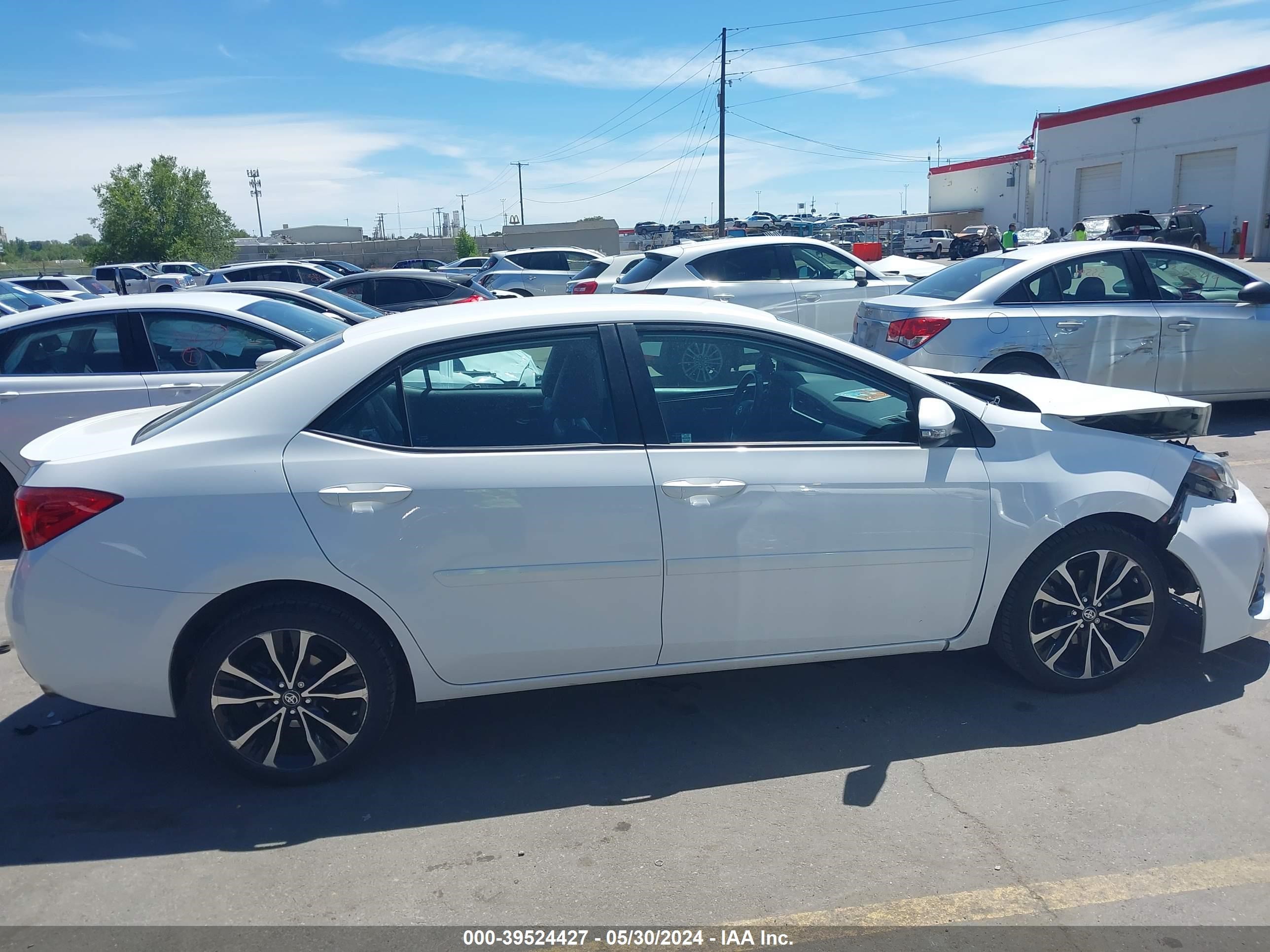 Photo 13 VIN: 2T1BURHE7JC046353 - TOYOTA COROLLA 