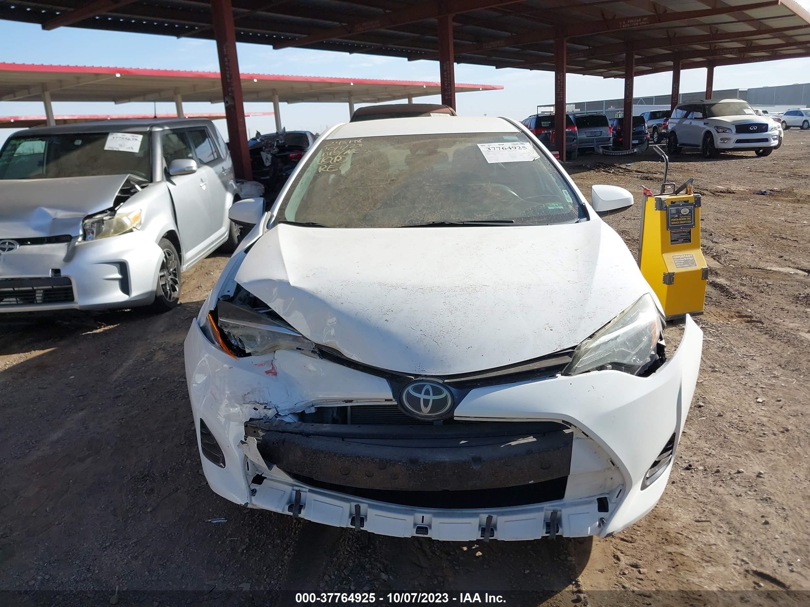 Photo 11 VIN: 2T1BURHE8JC110688 - TOYOTA COROLLA 