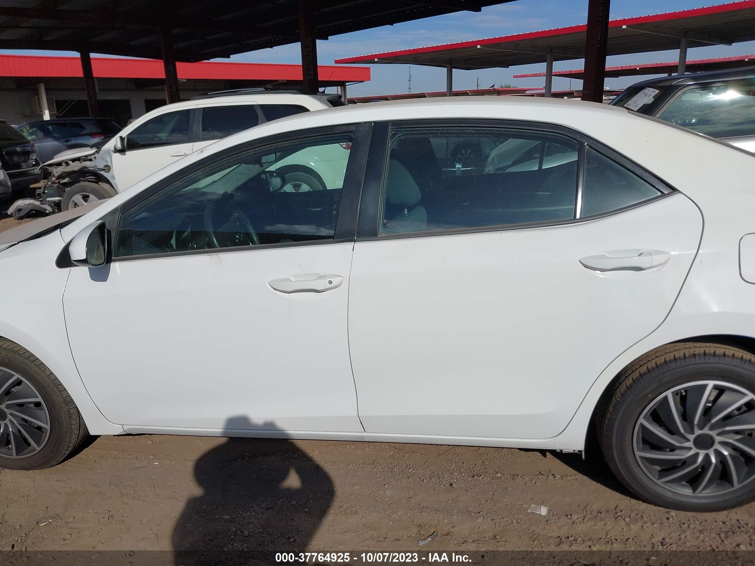 Photo 13 VIN: 2T1BURHE8JC110688 - TOYOTA COROLLA 