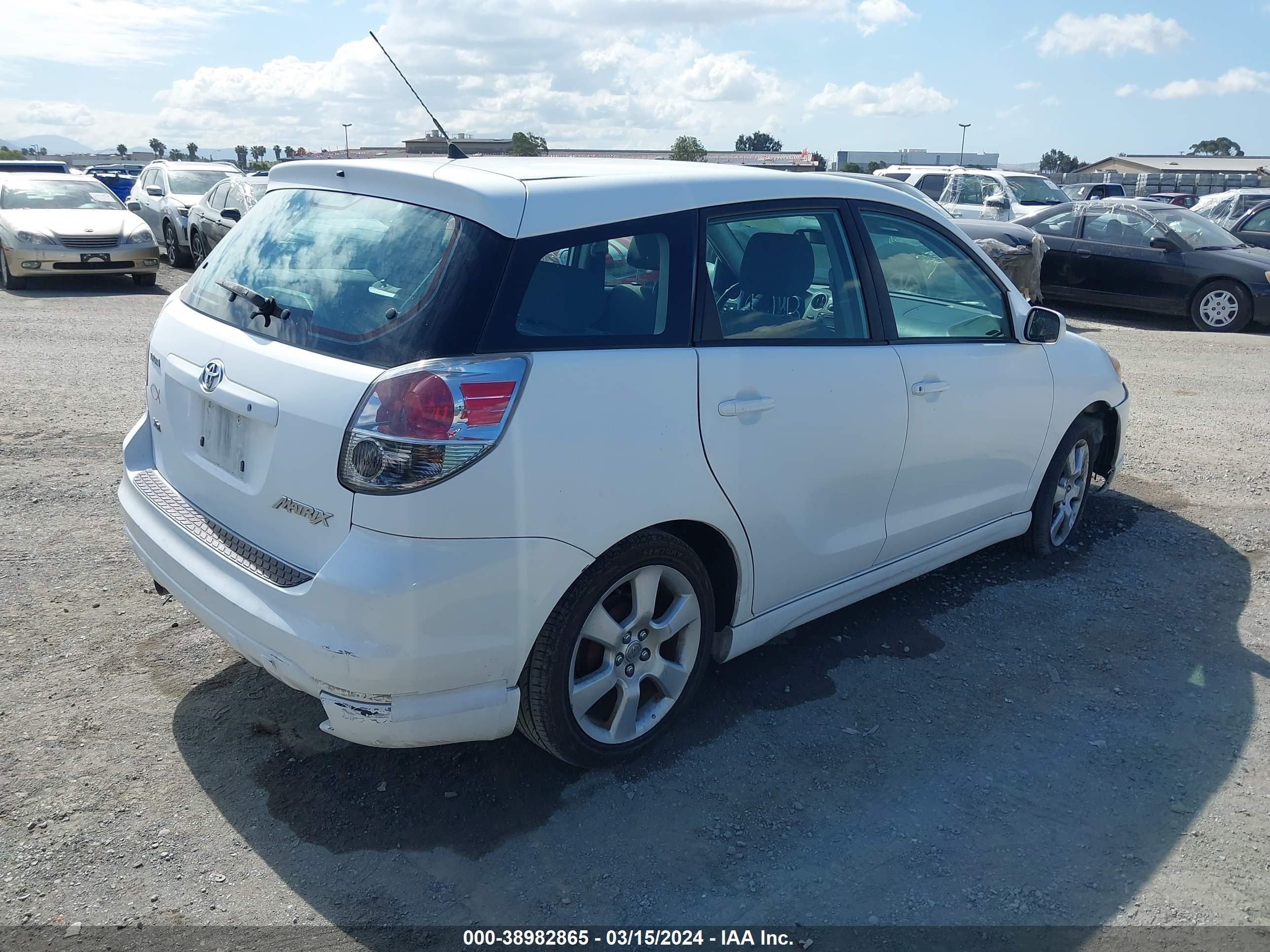 Photo 3 VIN: 2T1KR32E27C656192 - TOYOTA MATRIX 