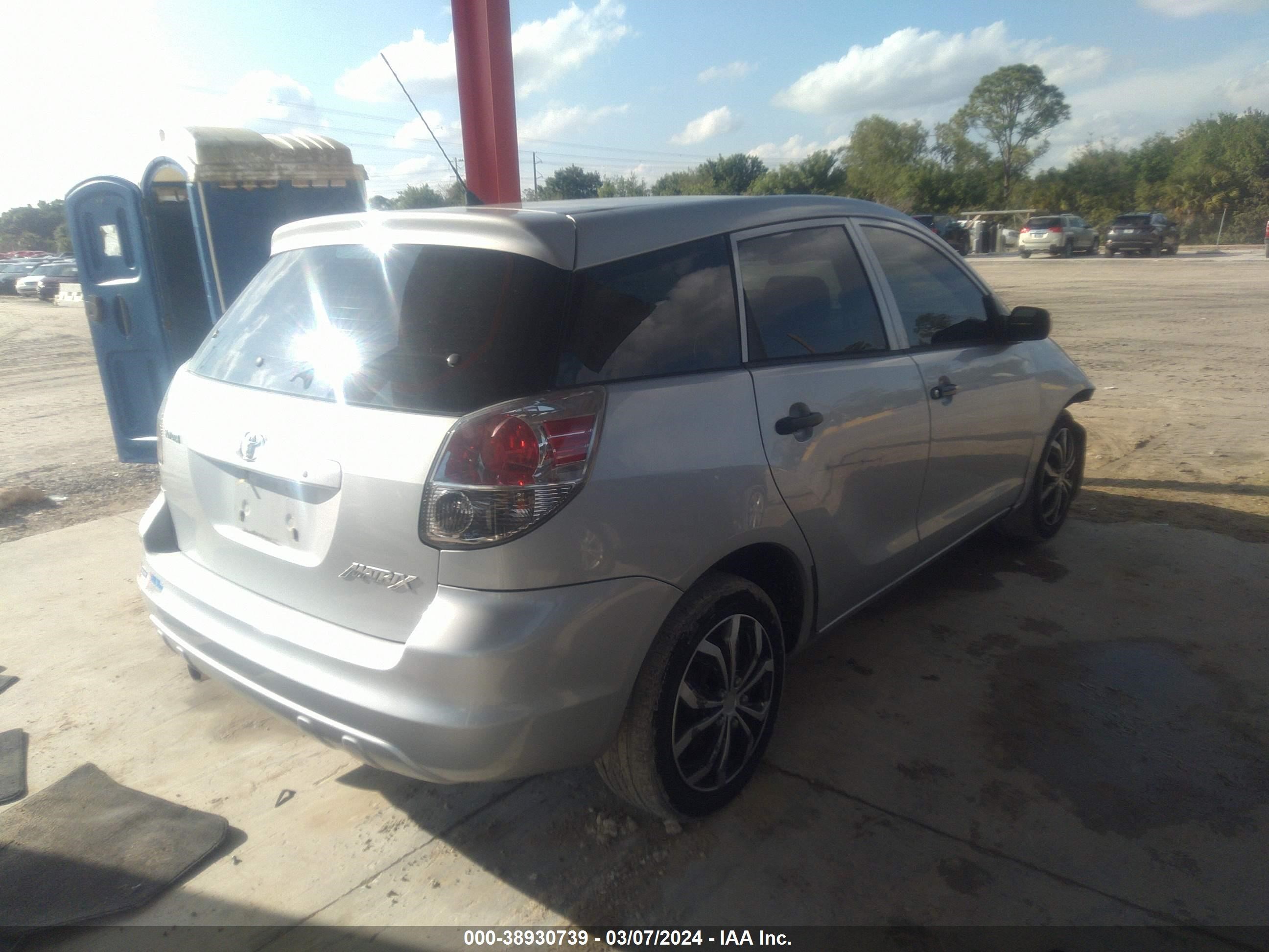 Photo 3 VIN: 2T1KR32E35C480038 - TOYOTA MATRIX 