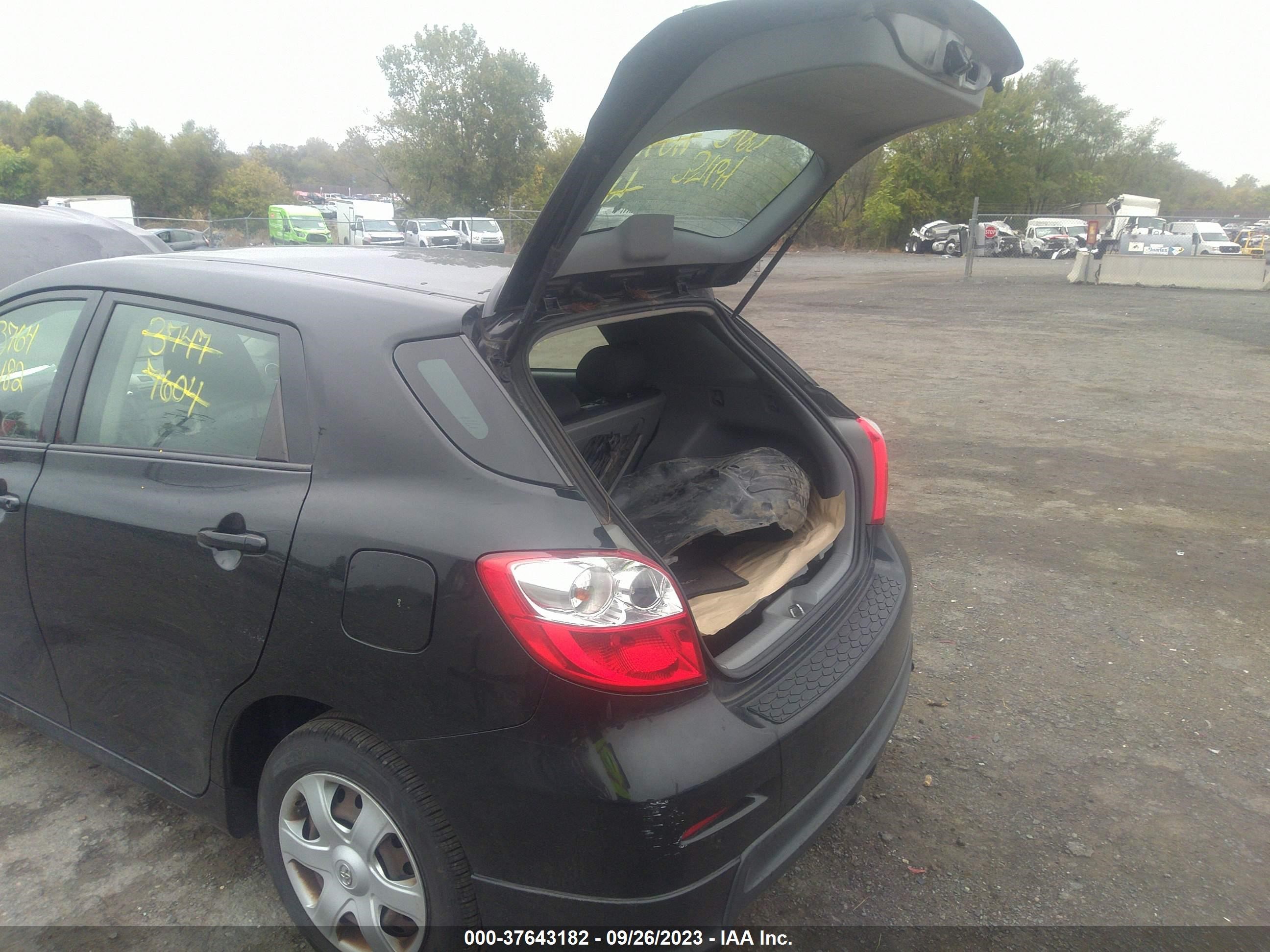 Photo 2 VIN: 2T1KU40E49C161180 - TOYOTA MATRIX 