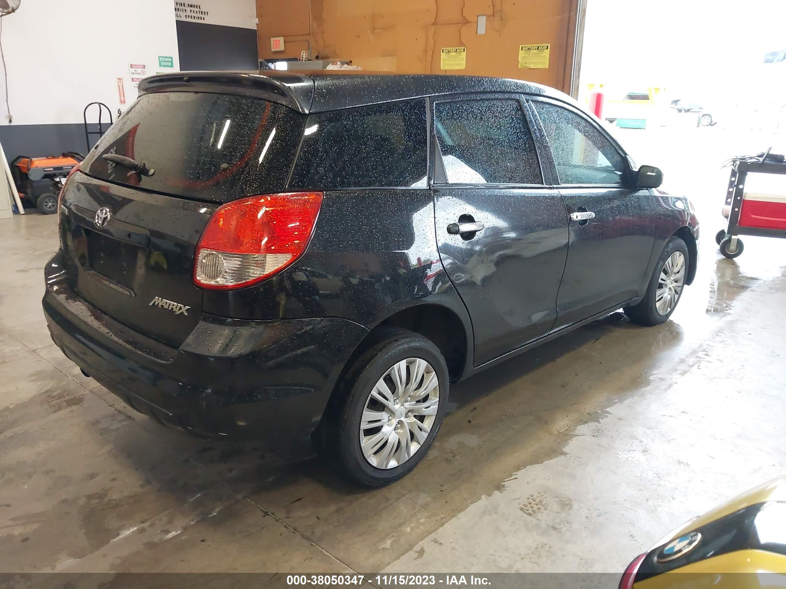 Photo 3 VIN: 2T1LR32E83C117431 - TOYOTA MATRIX 