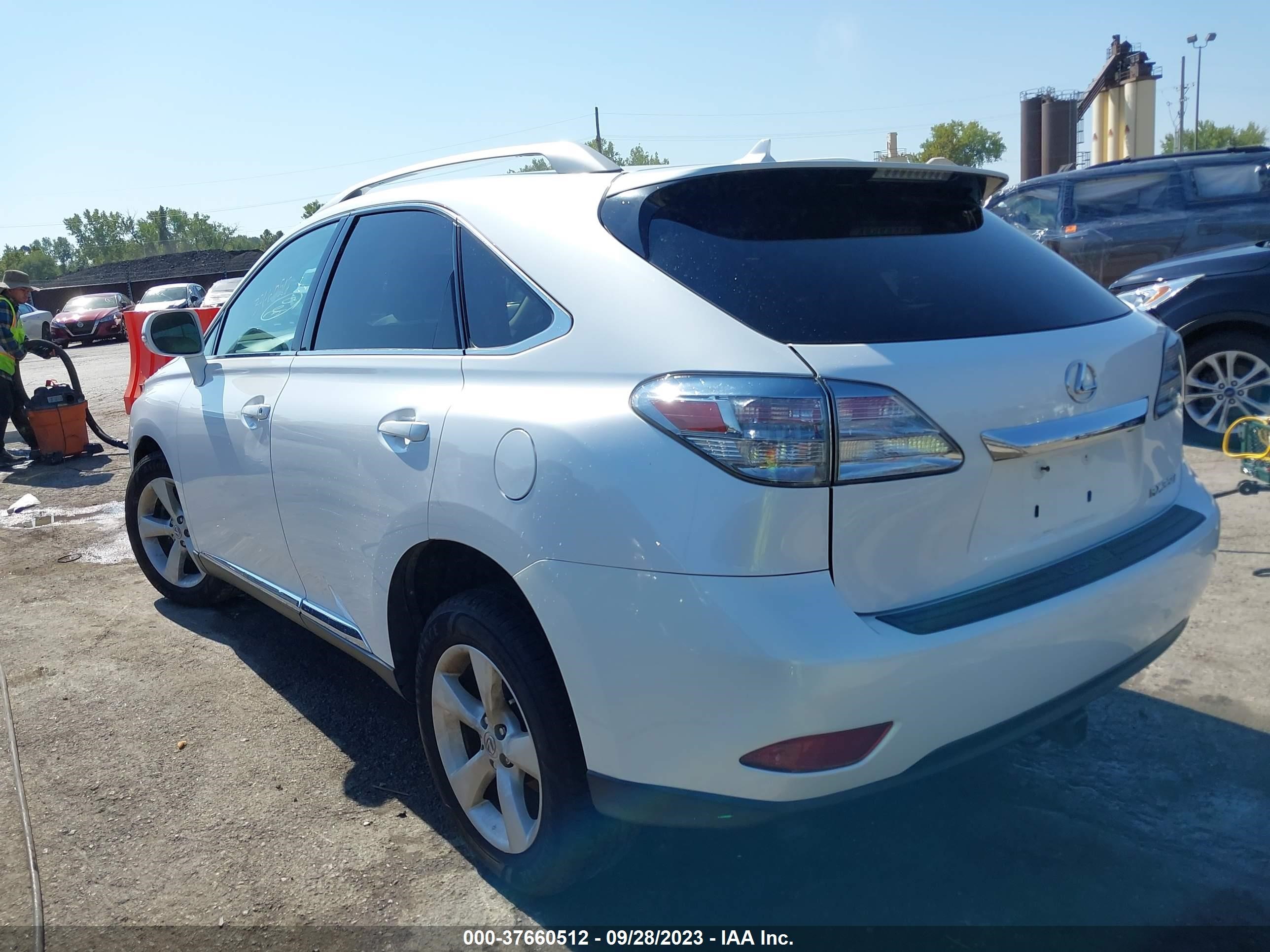 Photo 2 VIN: 2T2BK1BA8BC096978 - LEXUS RX 