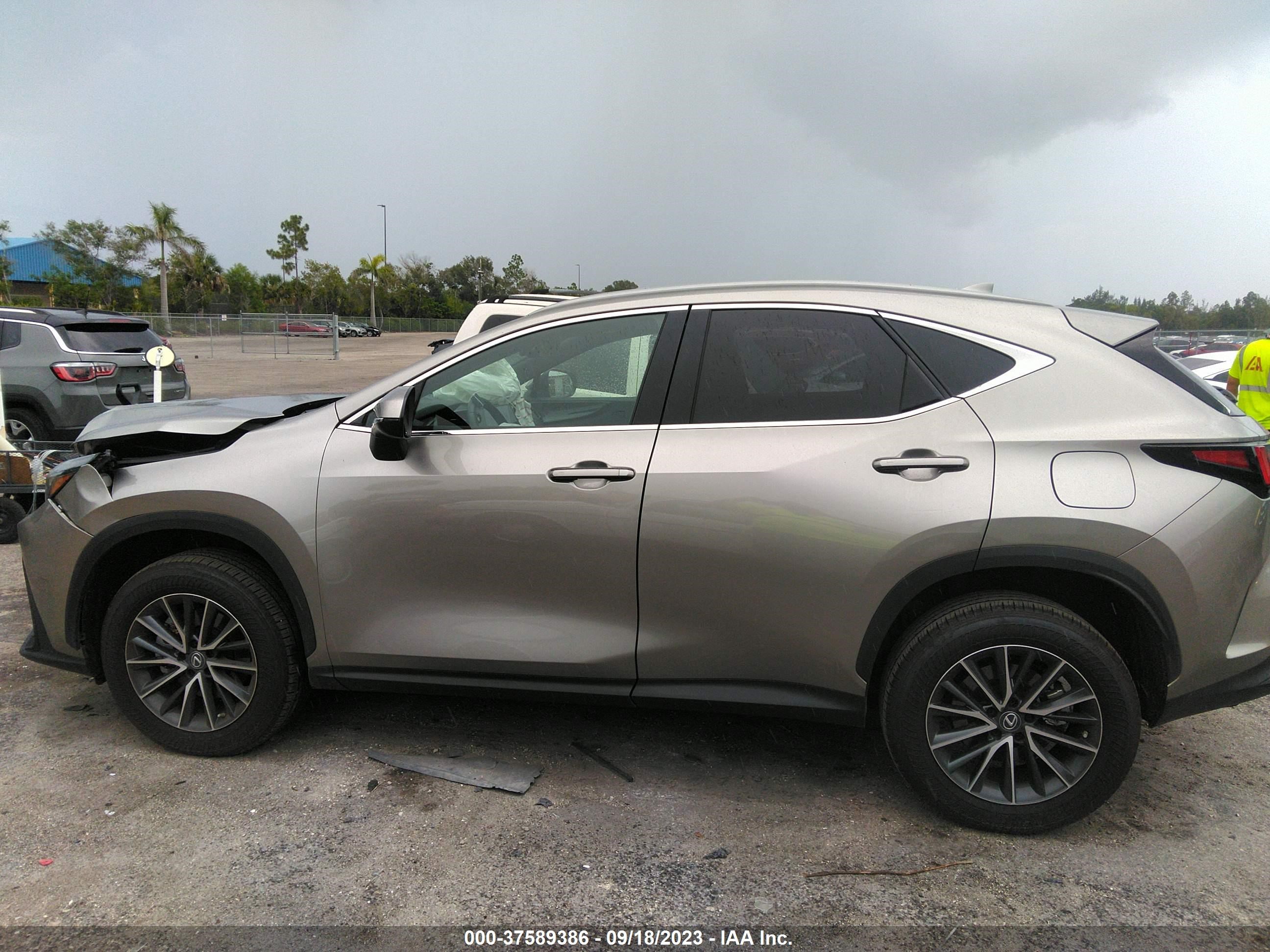 Photo 13 VIN: 2T2GGCEZ7PC021801 - LEXUS NX 