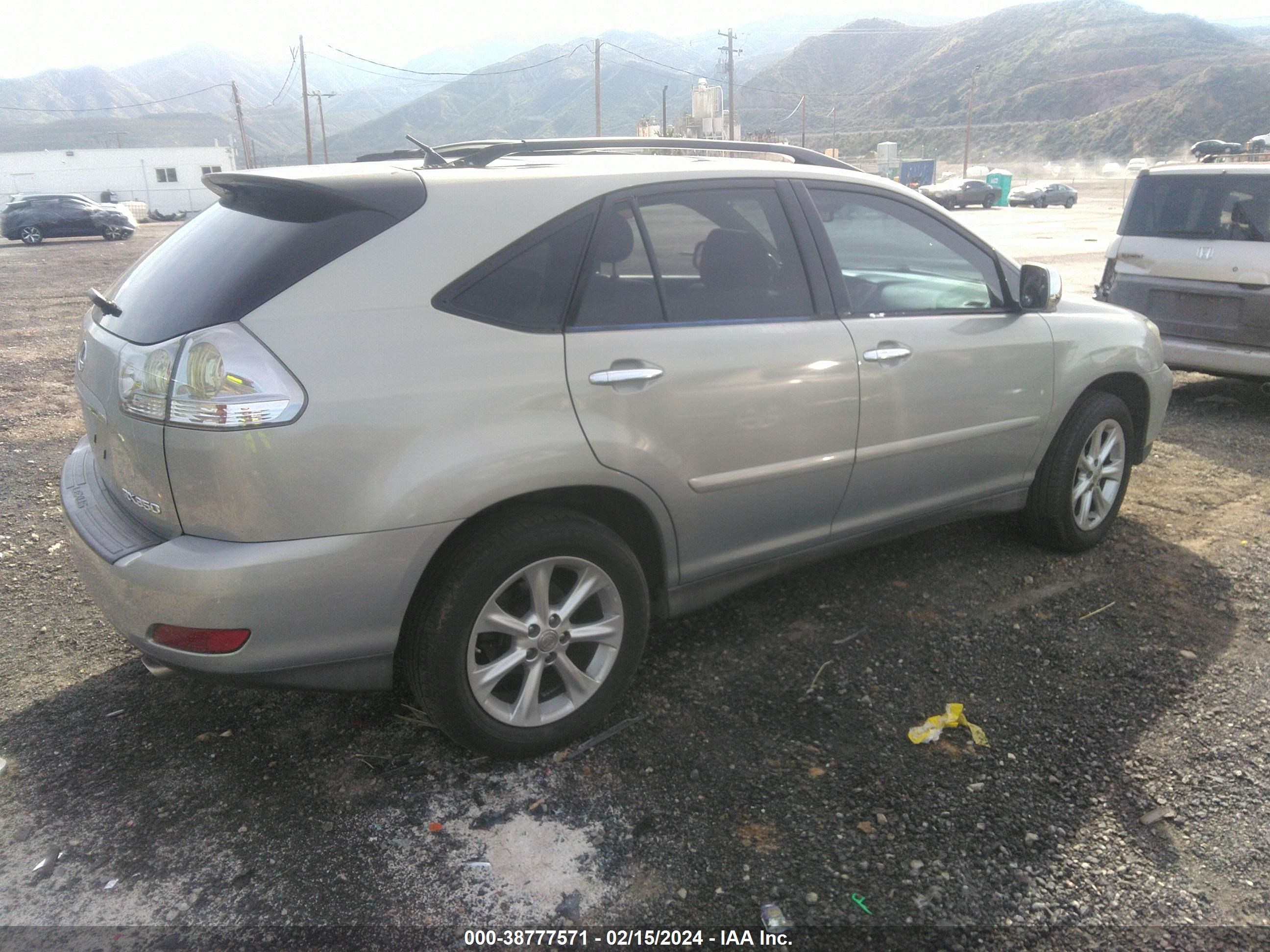 Photo 3 VIN: 2T2GK31UX8C051000 - LEXUS RX 