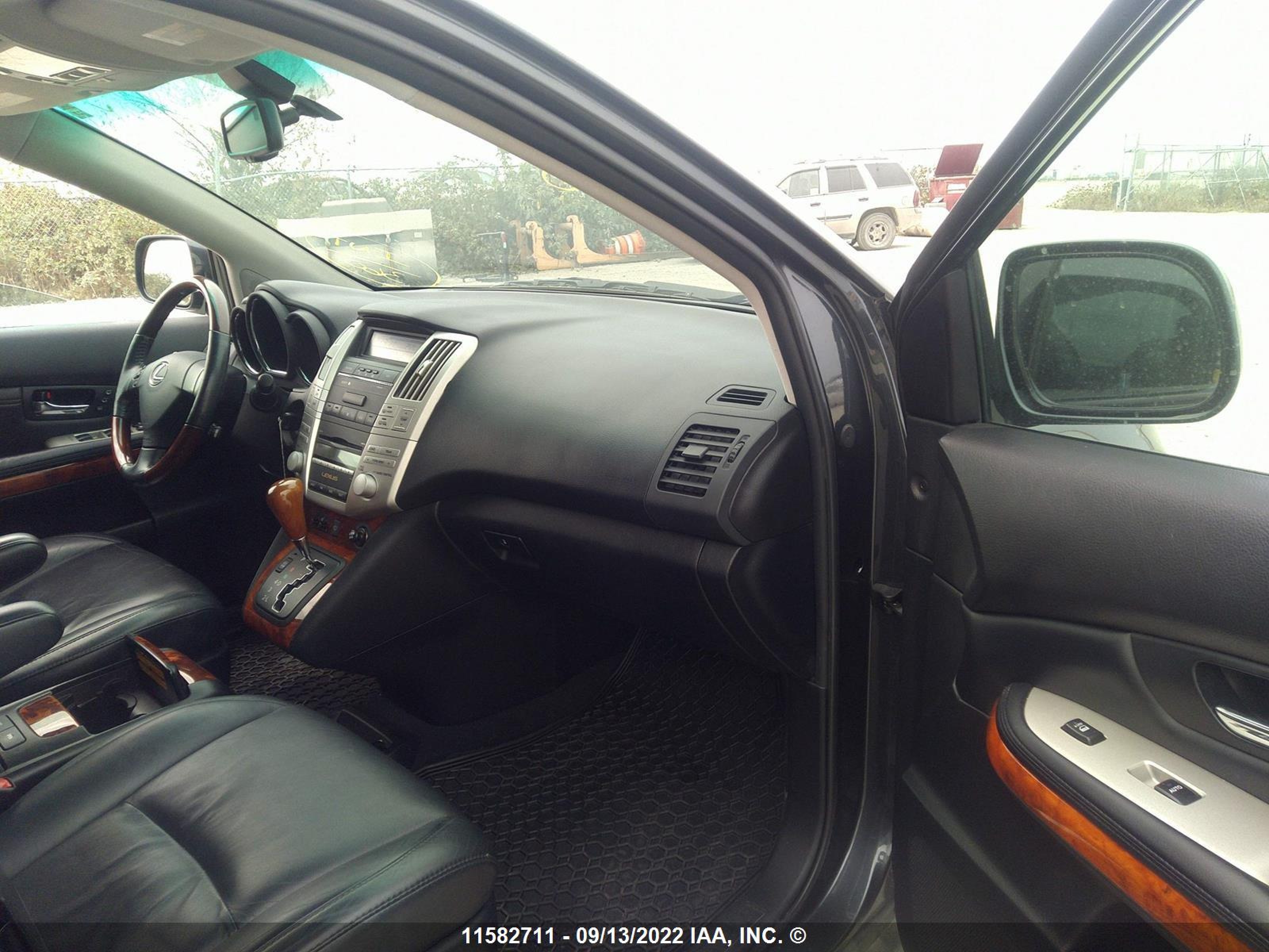 Photo 4 VIN: 2T2HK31U48C051661 - LEXUS RX 