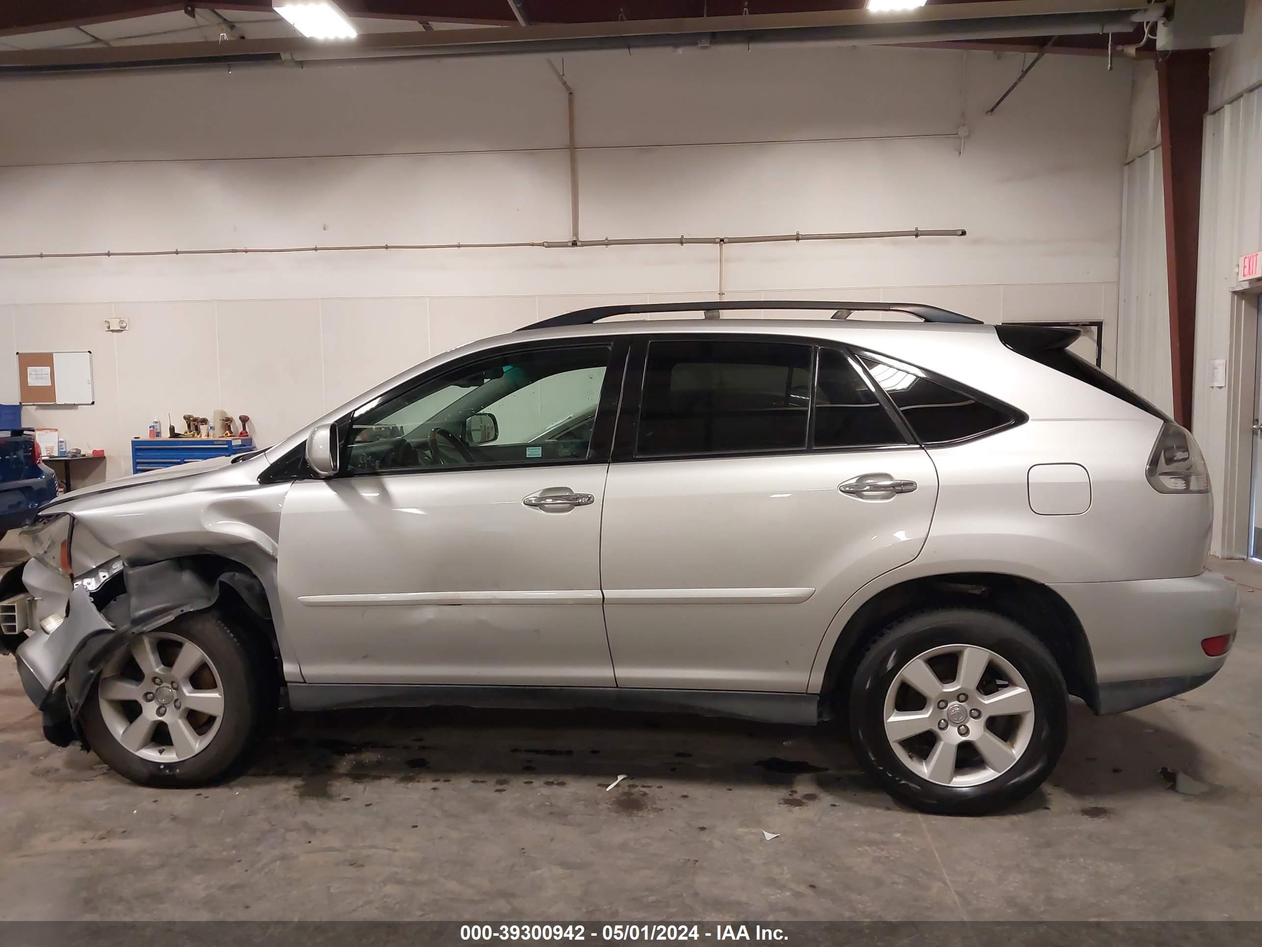 Photo 13 VIN: 2T2HK31U49C116350 - LEXUS RX 