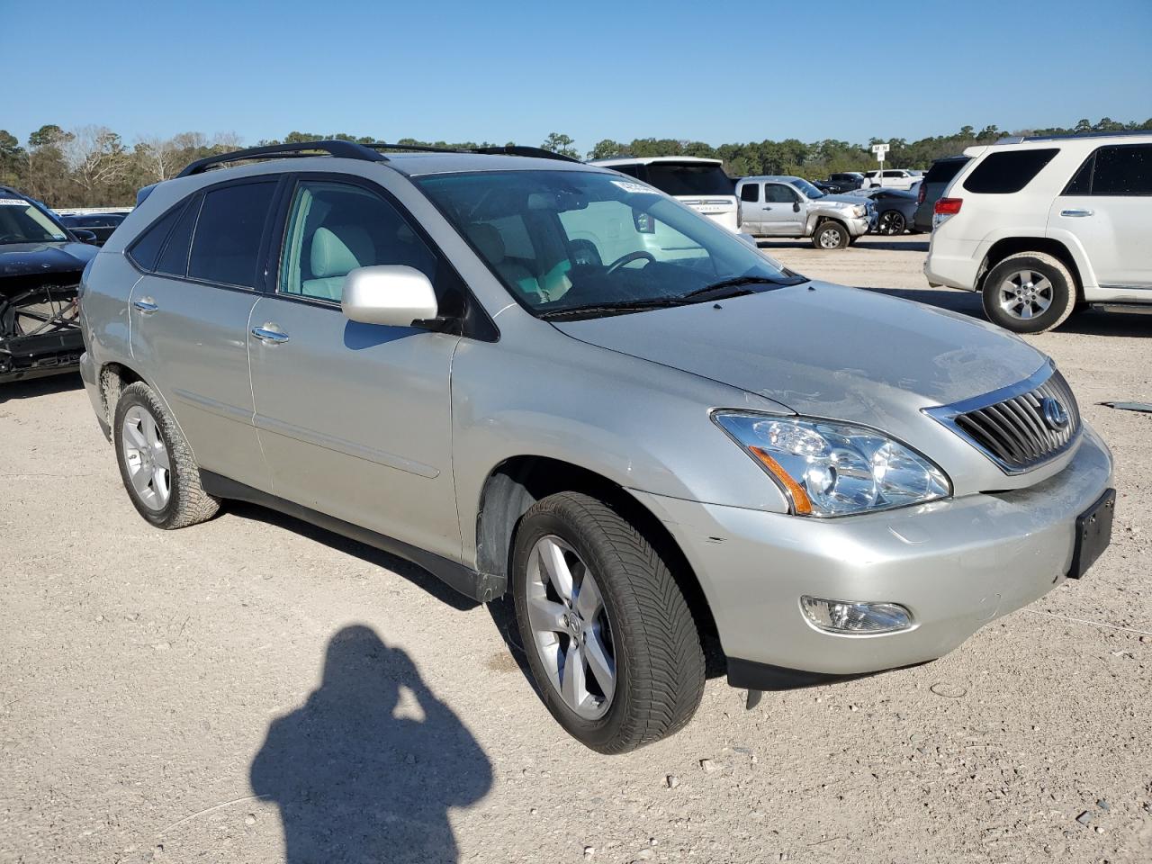 Photo 3 VIN: 2T2HK31U68C047630 - LEXUS RX 