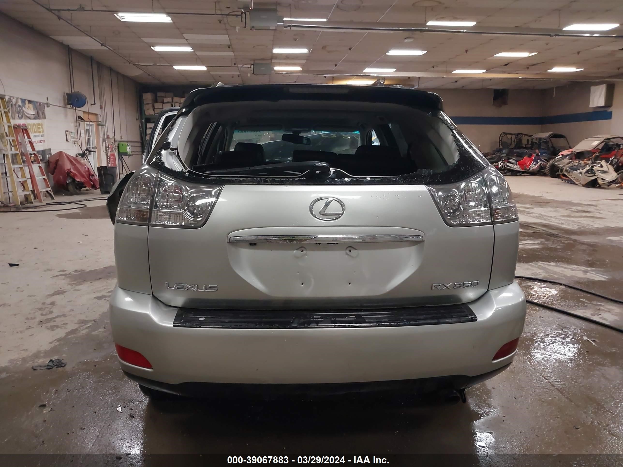 Photo 16 VIN: 2T2HK31U68C080062 - LEXUS RX 