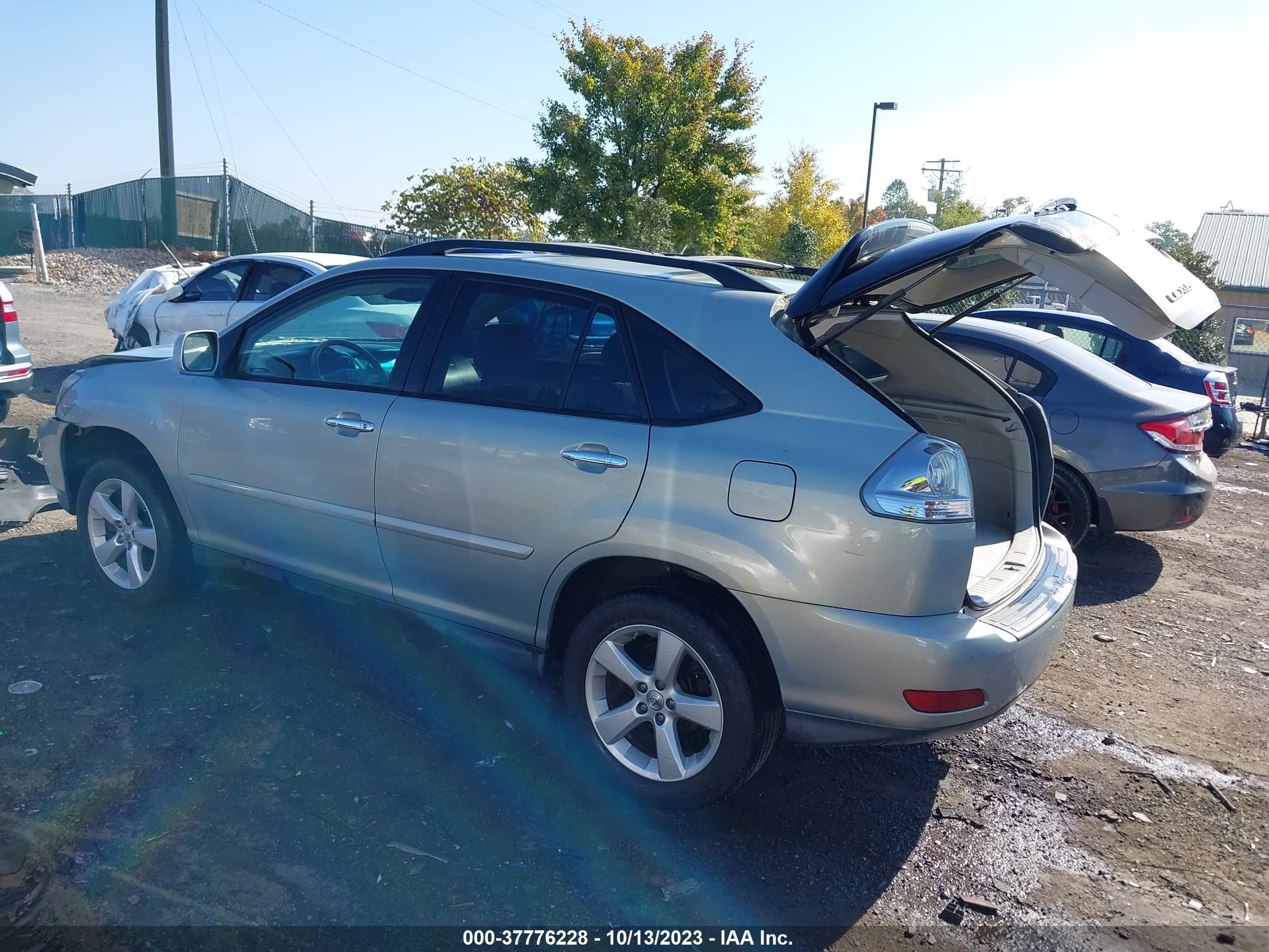 Photo 2 VIN: 2T2HK31U78C064209 - LEXUS RX 