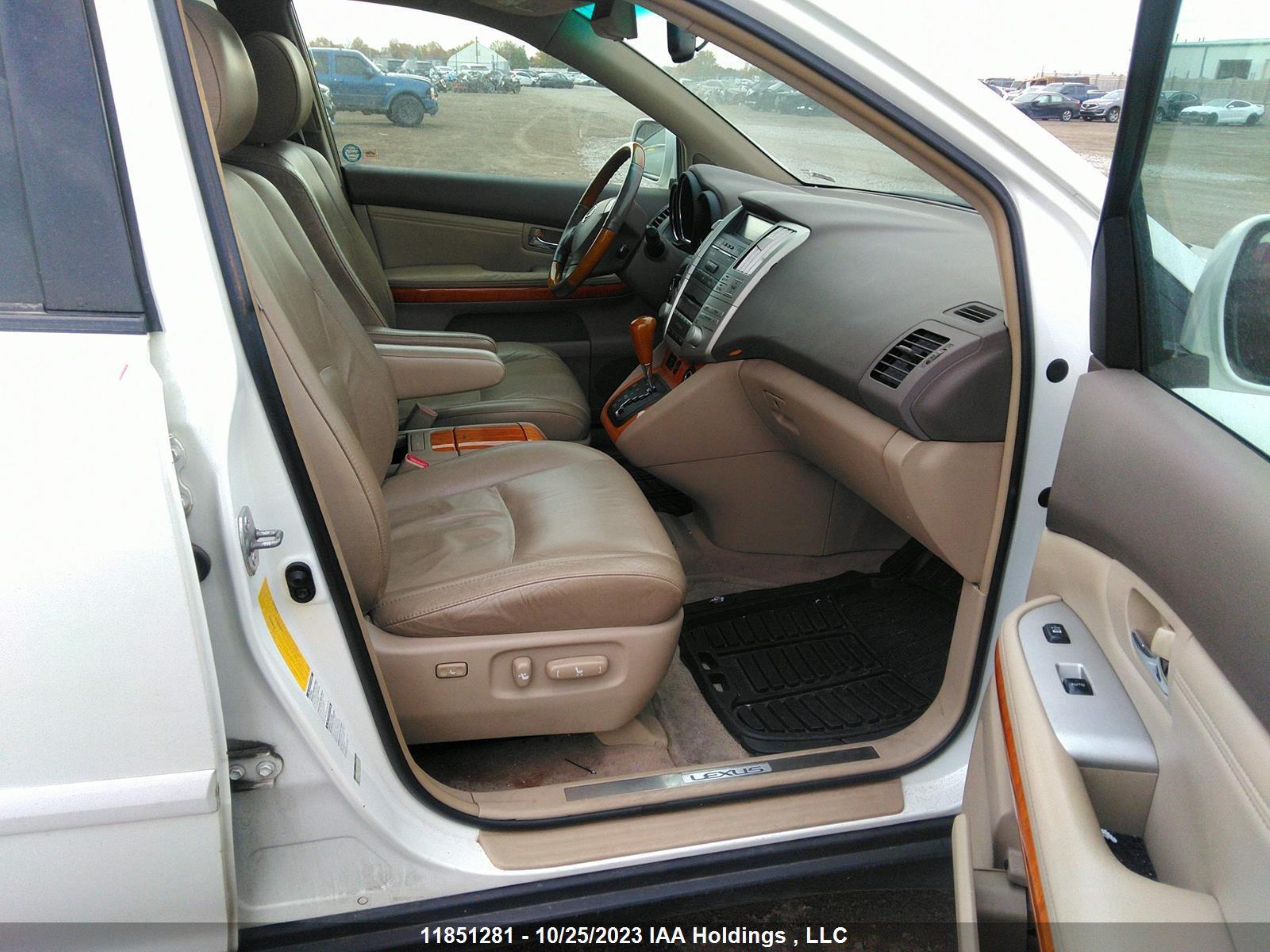 Photo 4 VIN: 2T2HK31U98C056600 - LEXUS RX 