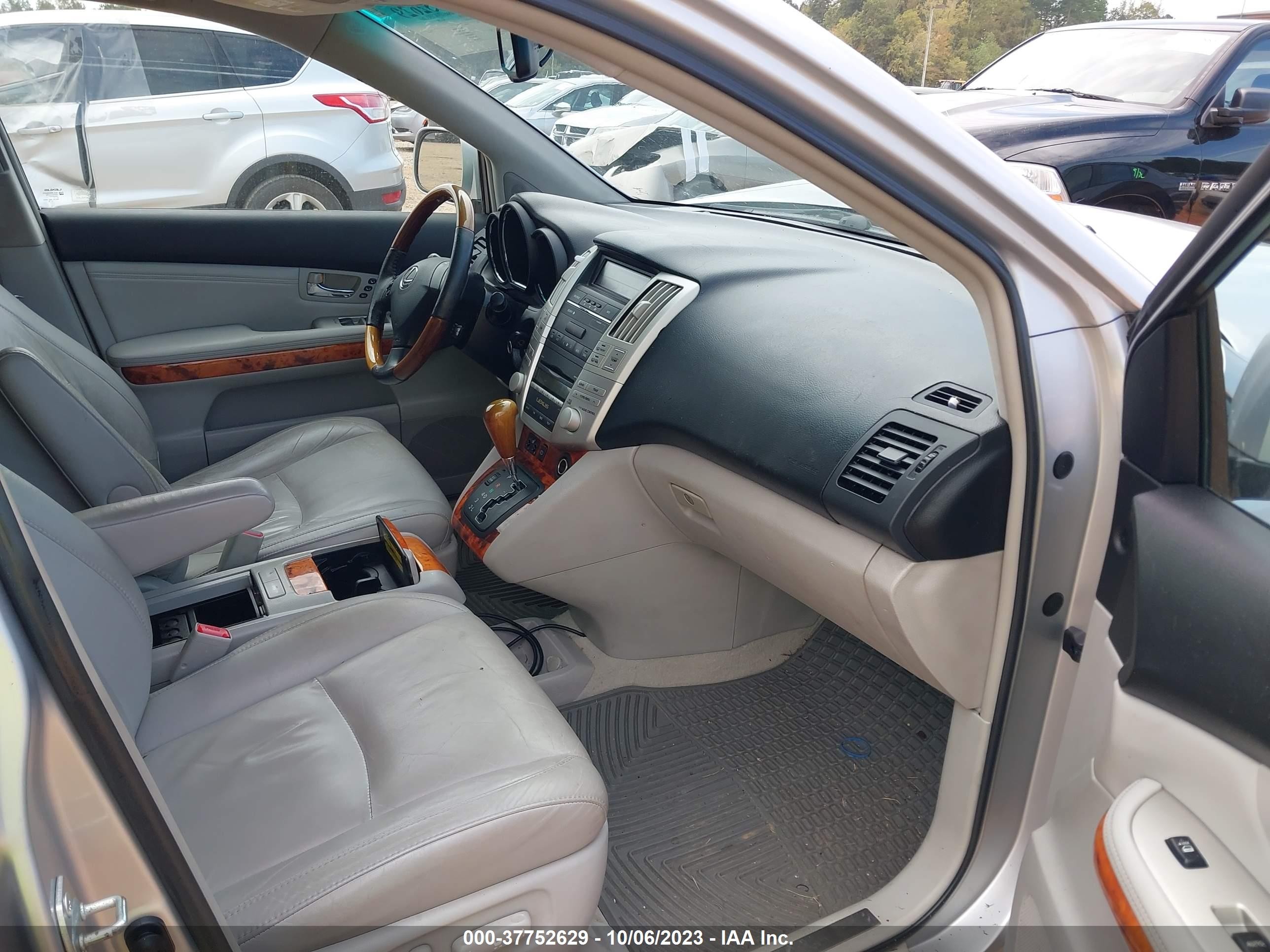 Photo 4 VIN: 2T2HK31U99C100113 - LEXUS RX 