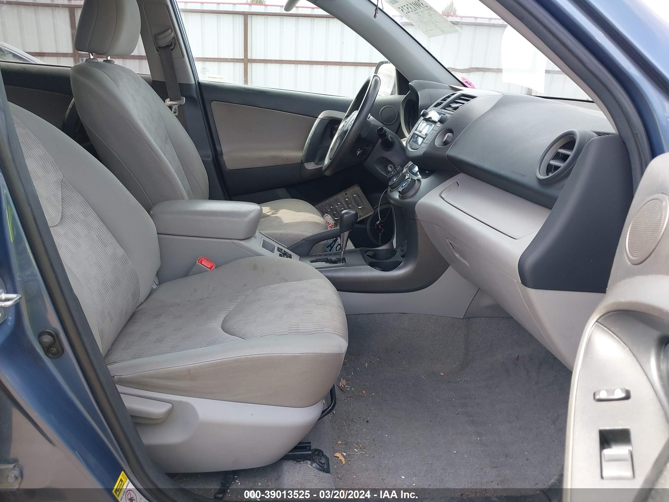 Photo 4 VIN: 2T3BF4DV1BW169933 - TOYOTA RAV 4 