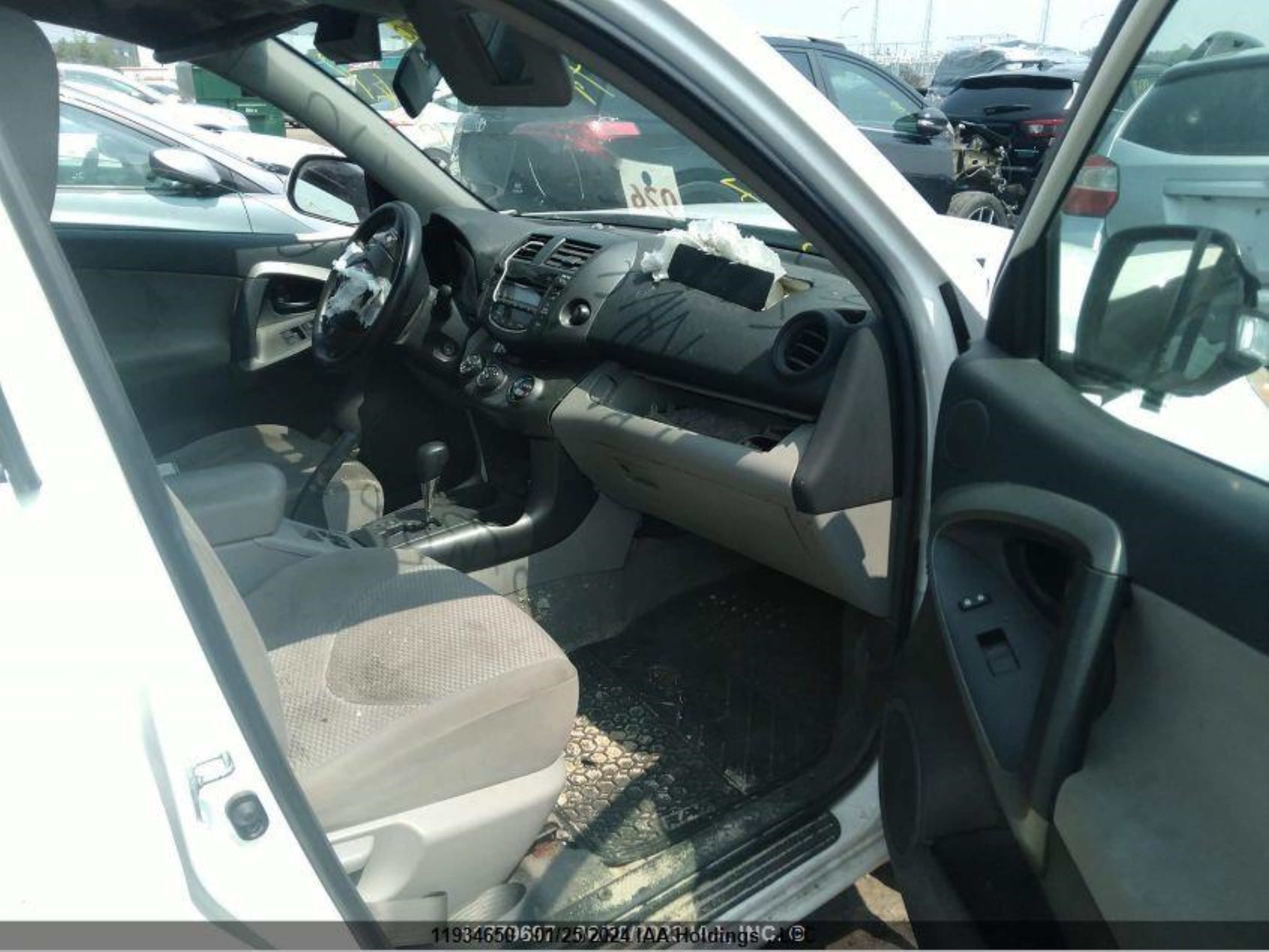 Photo 4 VIN: 2T3BF4DV4BW170297 - TOYOTA RAV 4 