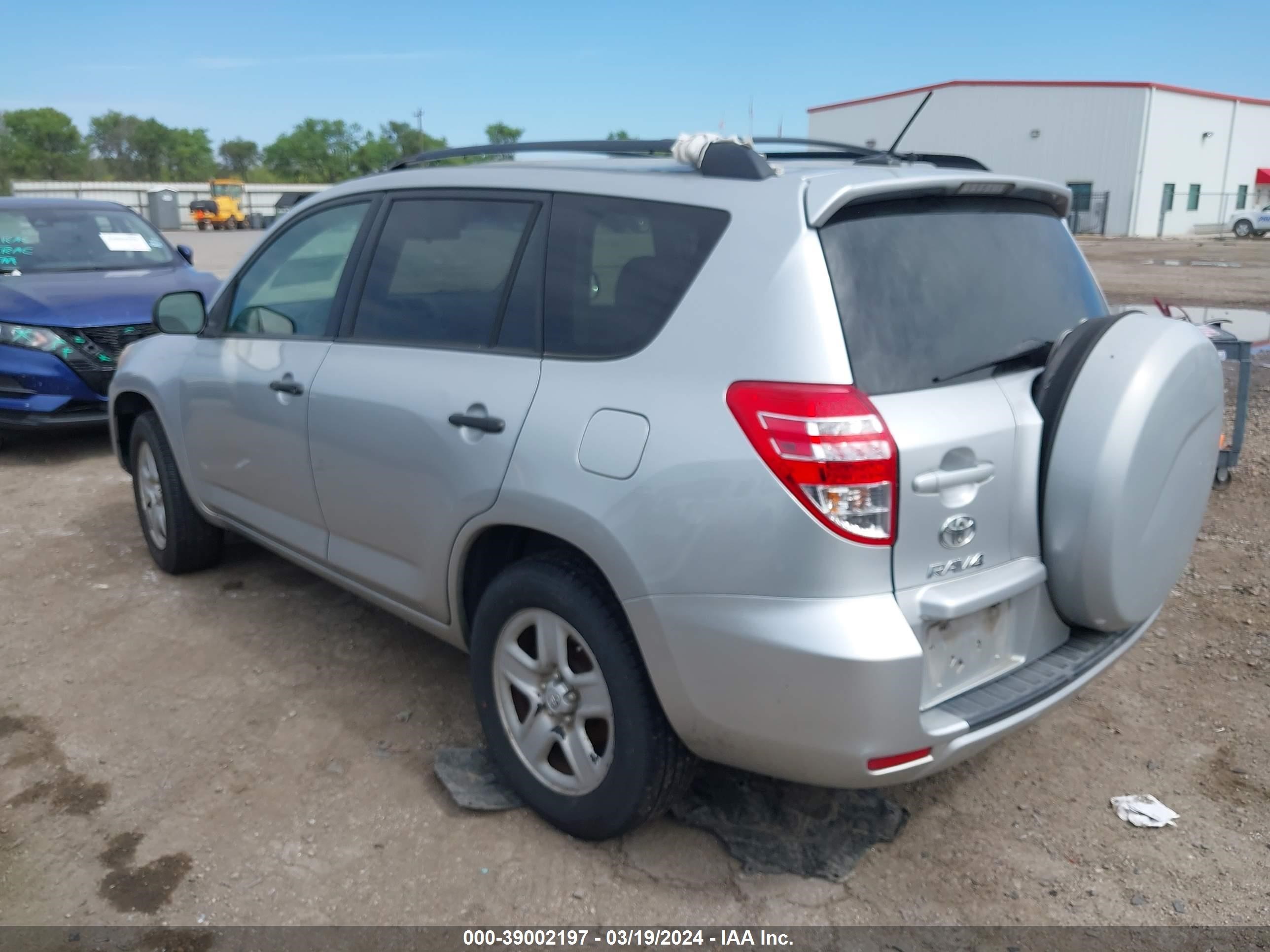 Photo 2 VIN: 2T3BF4DV5BW085324 - TOYOTA RAV 4 