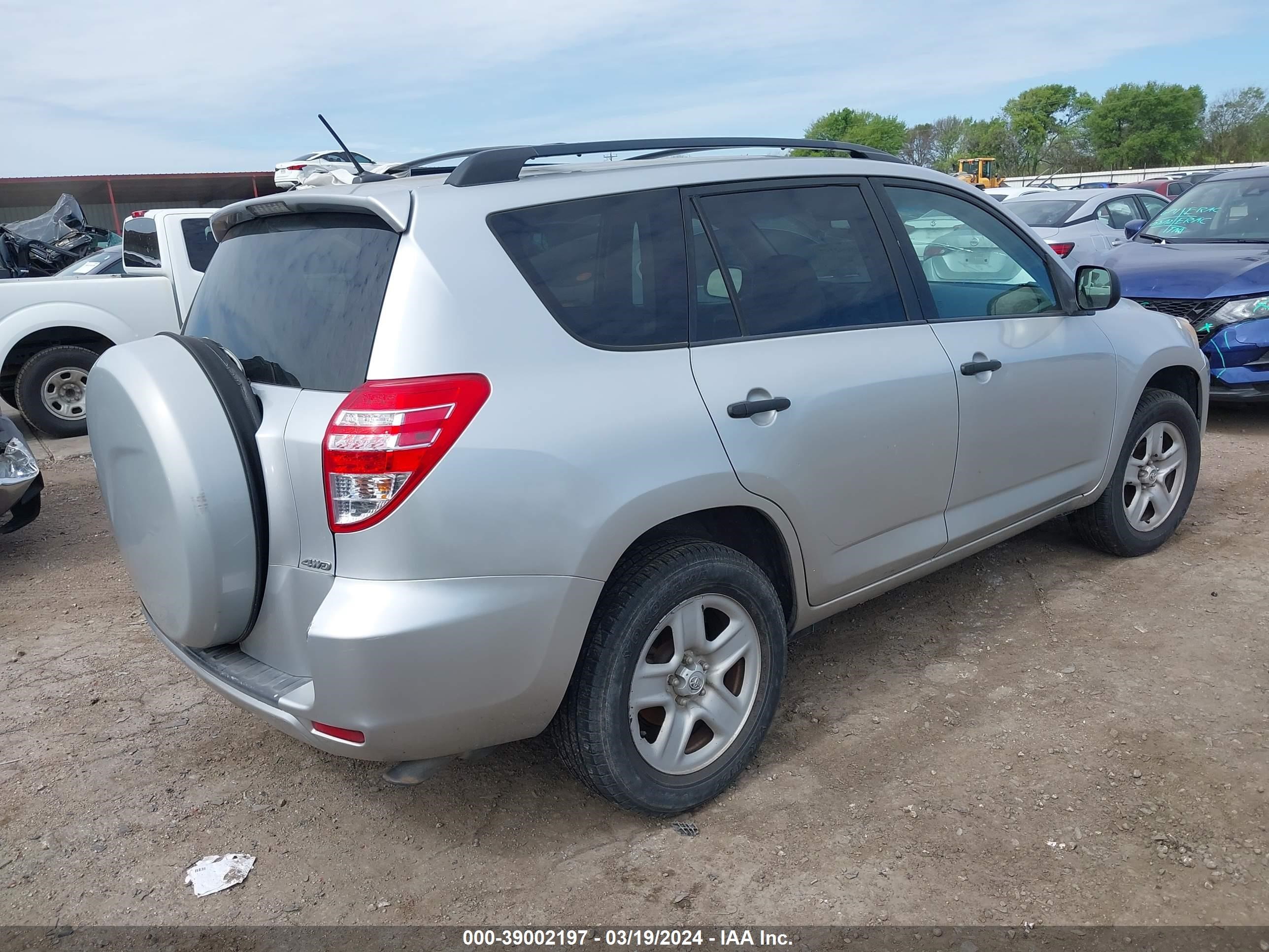 Photo 3 VIN: 2T3BF4DV5BW085324 - TOYOTA RAV 4 