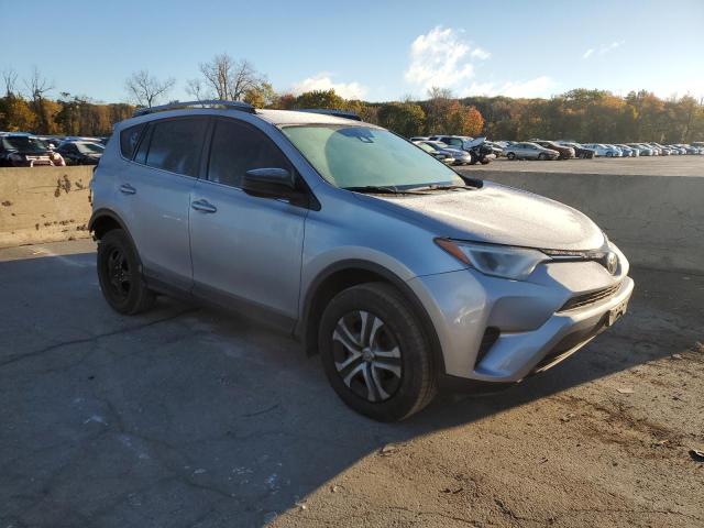 Photo 3 VIN: 2T3BFREV3JW711589 - TOYOTA RAV4 LE 