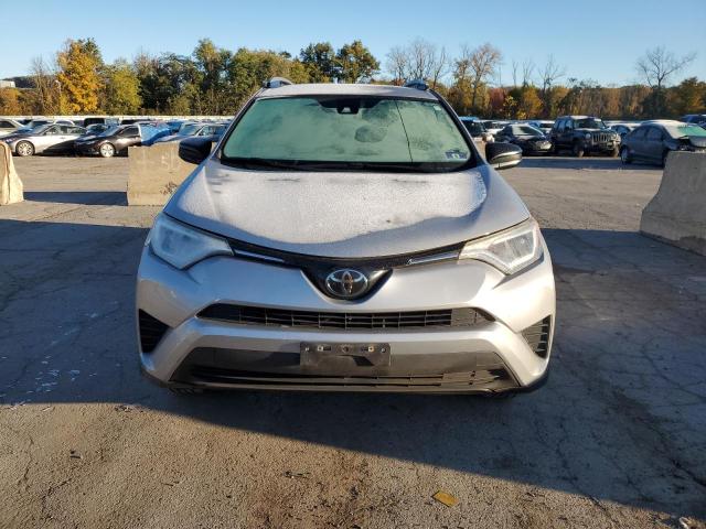 Photo 4 VIN: 2T3BFREV3JW711589 - TOYOTA RAV4 LE 