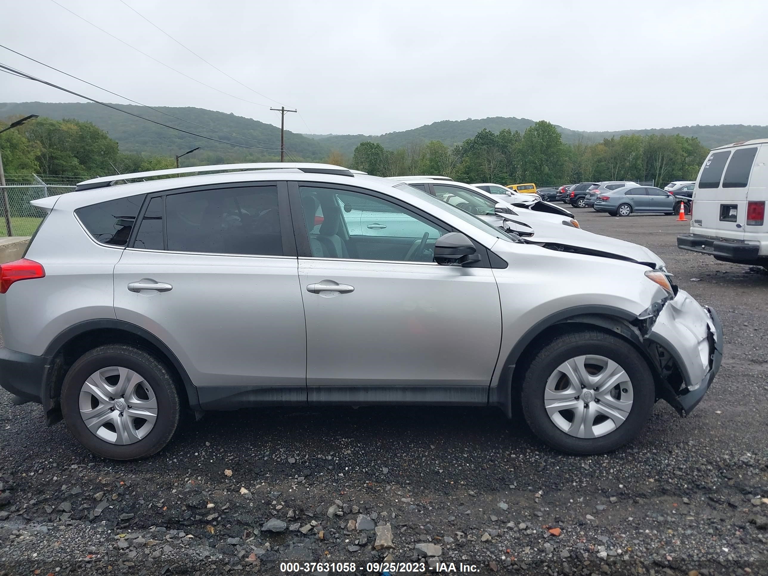 Photo 12 VIN: 2T3BFREV6FW347305 - TOYOTA RAV 4 