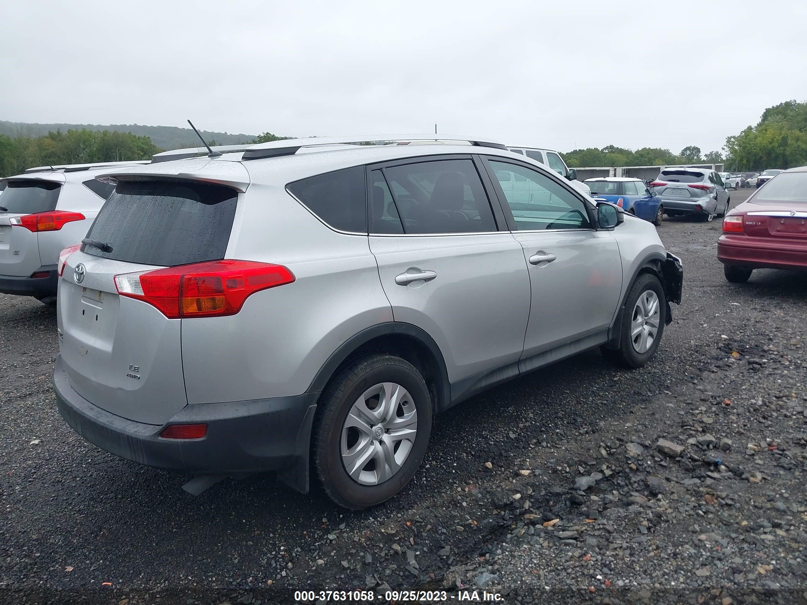 Photo 3 VIN: 2T3BFREV6FW347305 - TOYOTA RAV 4 