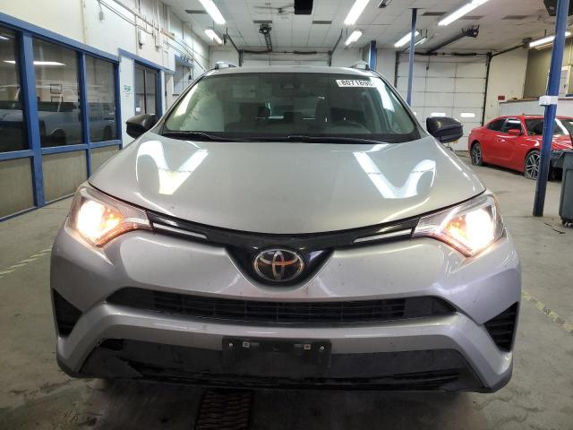 Photo 4 VIN: 2T3BFREV6JW725213 - TOYOTA RAV4 LE 