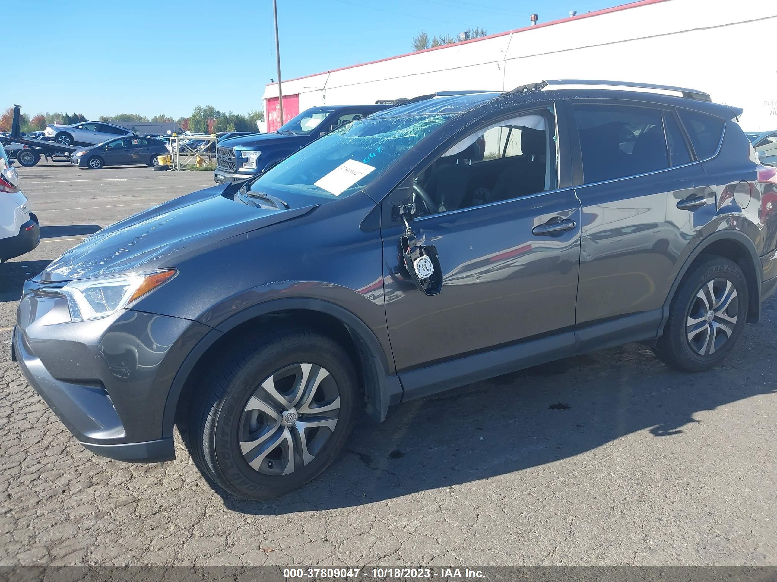 Photo 1 VIN: 2T3BFREVXJW857004 - TOYOTA RAV 4 