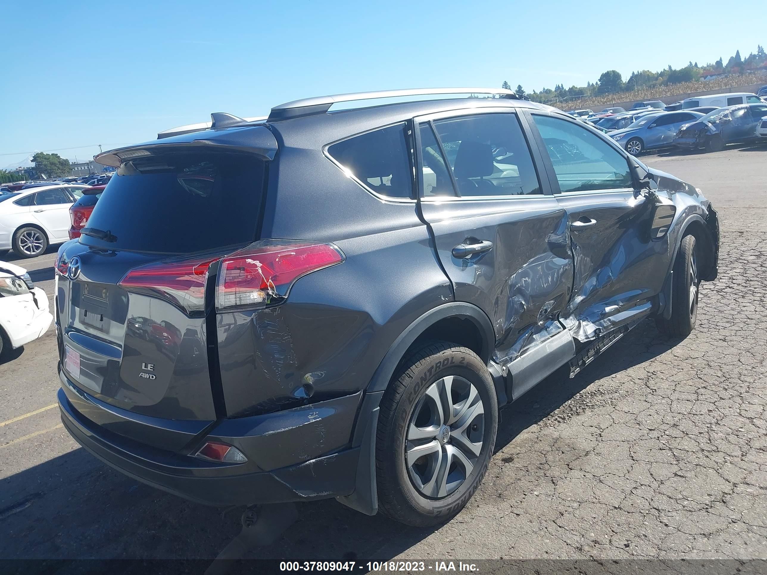 Photo 3 VIN: 2T3BFREVXJW857004 - TOYOTA RAV 4 