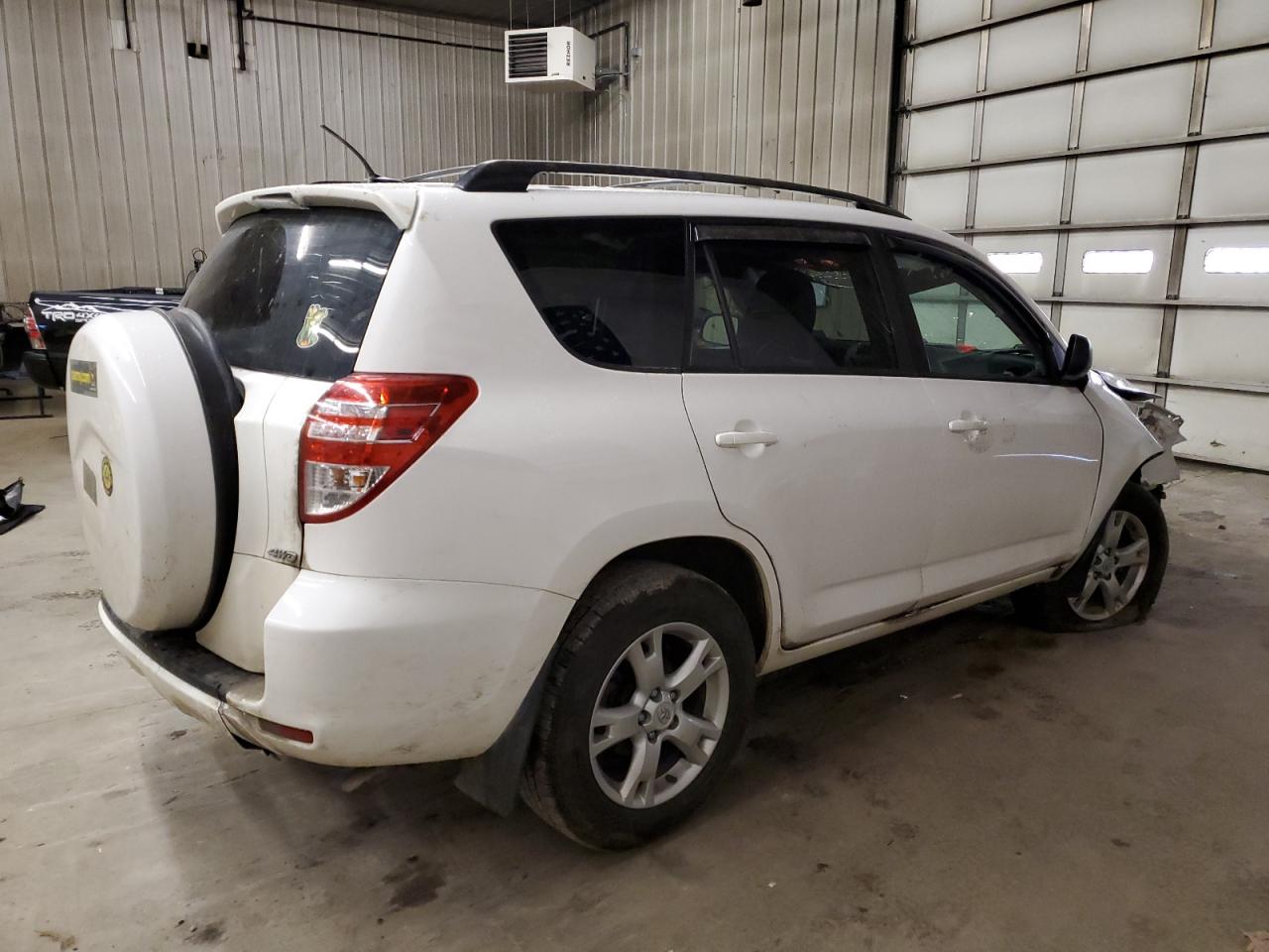 Photo 2 VIN: 2T3BK4DVXBW041041 - TOYOTA RAV 4 