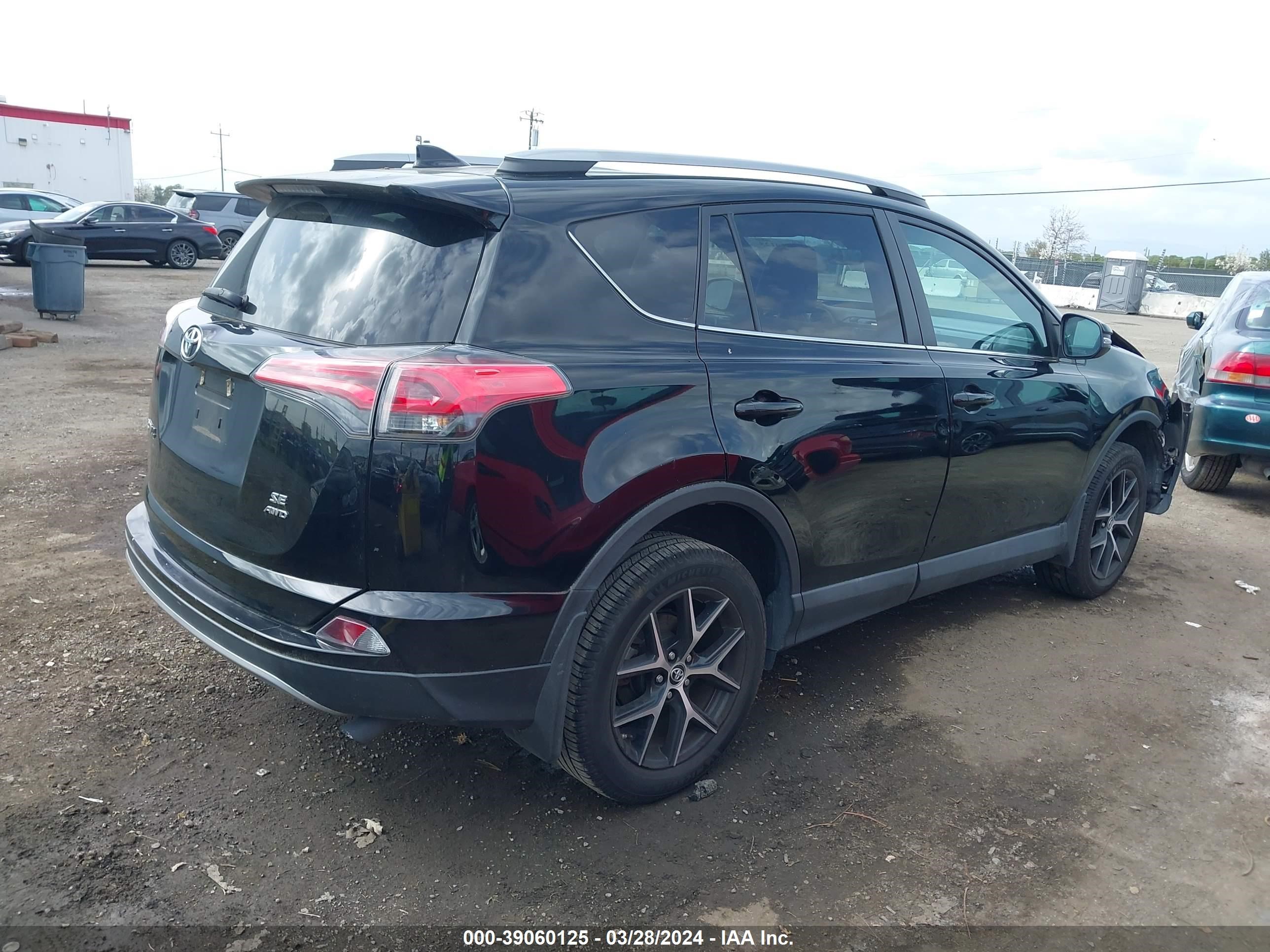 Photo 3 VIN: 2T3JFREV5JW773359 - TOYOTA RAV 4 