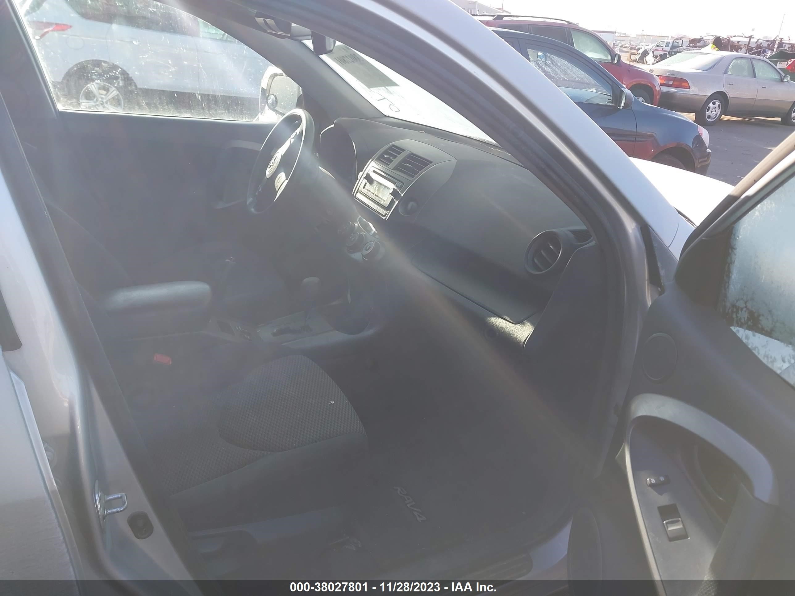 Photo 3 VIN: 2T3RF4DV7CW241153 - TOYOTA RAV 4 