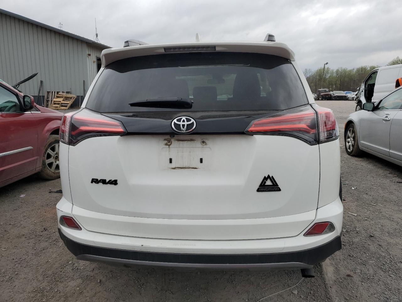 Photo 5 VIN: 2T3RFREV4JW731901 - TOYOTA RAV 4 