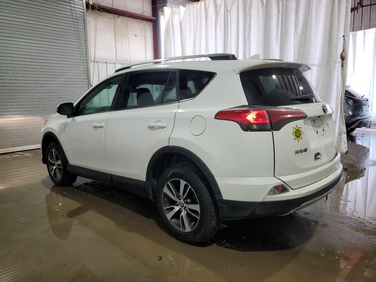 Photo 1 VIN: 2T3RFREV7JW795334 - TOYOTA RAV 4 