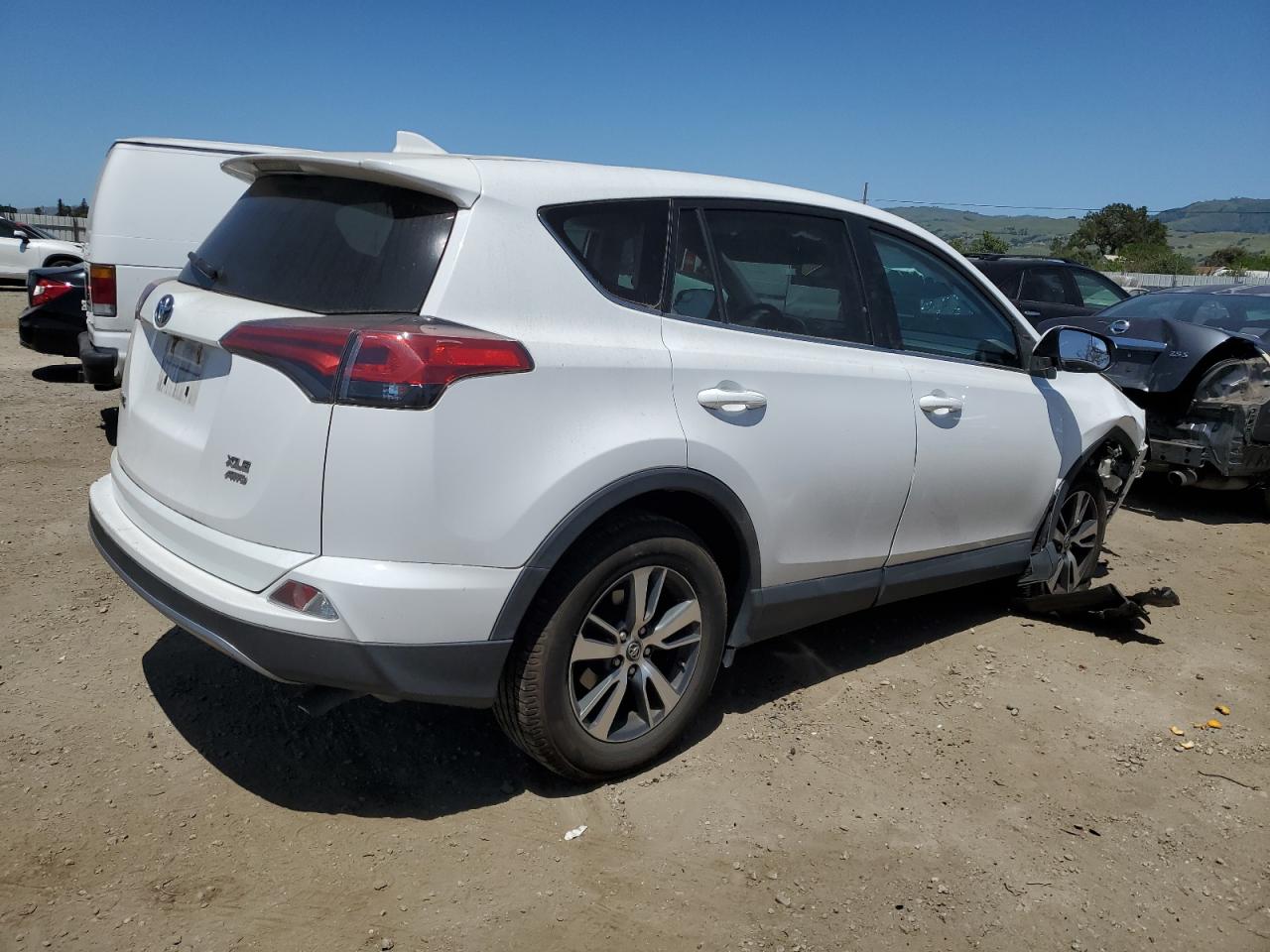 Photo 2 VIN: 2T3RFREVXJW784294 - TOYOTA RAV 4 